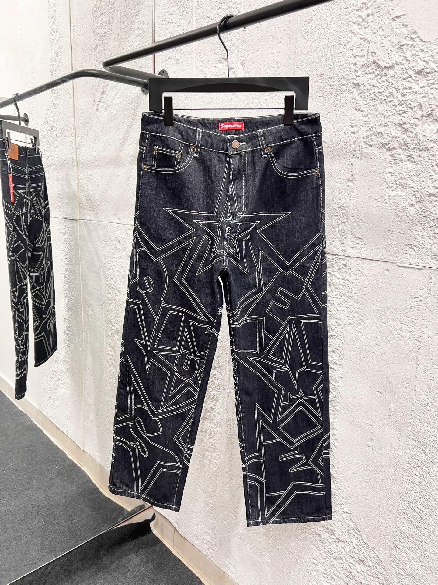 P260 model number: H941 Supreme SS25 star topstitched casual loose denim jeans, same style for men and women, top ceiling quality, styles with different wash textures, very friendly to people with thin legs and thick legs, straight and slim fit very flattering leg shape, timeless moderate length, easy to match with, basic styling for various styles, a must-have in the wardrobe! The fabric is stiff but also makes the upper body soft without losing texture. The washing process is even more perfect. It is a must-have item for everyone! ! ! Washed wheat, hang tag, pants label, three labels complete Color: black Size: 30, 32, 34, 36