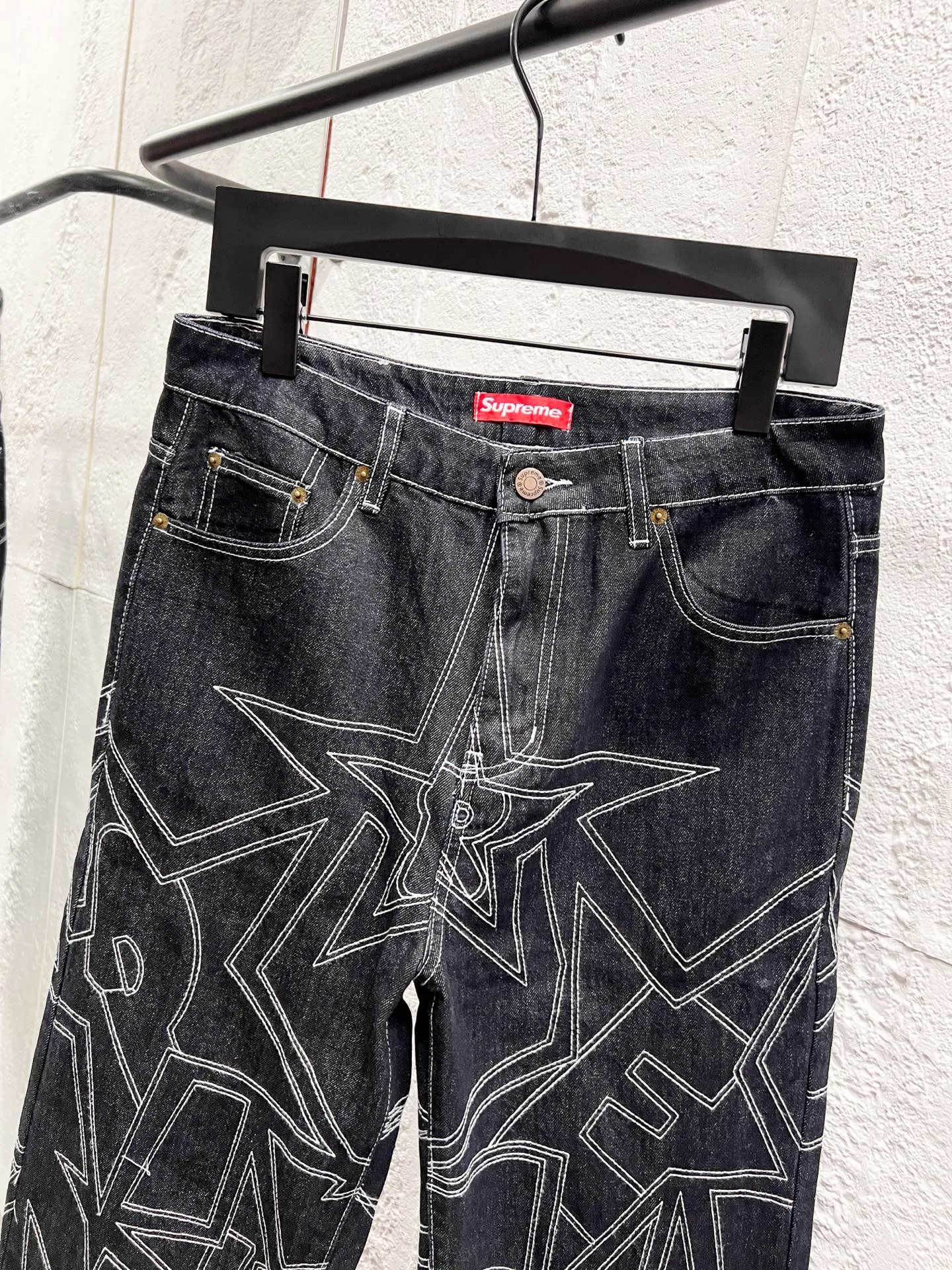 P260 model number: H941 Supreme SS25 star topstitched casual loose denim jeans, same style for men and women, top ceiling quality, styles with different wash textures, very friendly to people with thin legs and thick legs, straight and slim fit very flattering leg shape, timeless moderate length, easy to match with, basic styling for various styles, a must-have in the wardrobe! The fabric is stiff but also makes the upper body soft without losing texture. The washing process is even more perfect. It is a must-have item for everyone! ! ! Washed wheat, hang tag, pants label, three labels complete Color: black Size: 30, 32, 34, 36