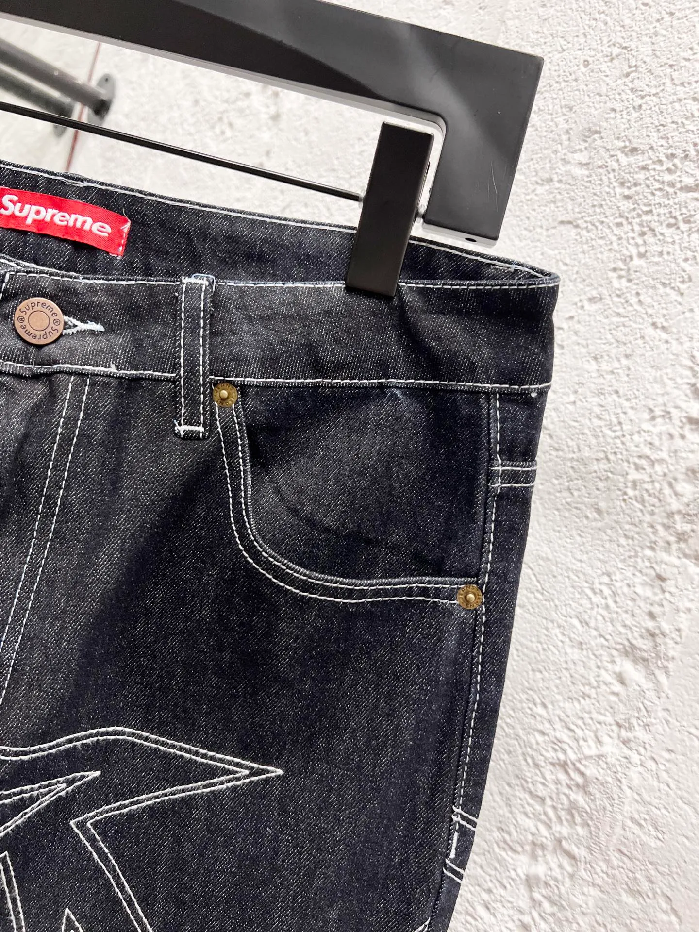 P260 model number: H941 Supreme SS25 star topstitched casual loose denim jeans, same style for men and women, top ceiling quality, styles with different wash textures, very friendly to people with thin legs and thick legs, straight and slim fit very flattering leg shape, timeless moderate length, easy to match with, basic styling for various styles, a must-have in the wardrobe! The fabric is stiff but also makes the upper body soft without losing texture. The washing process is even more perfect. It is a must-have item for everyone! ! ! Washed wheat, hang tag, pants label, three labels complete Color: black Size: 30, 32, 34, 36