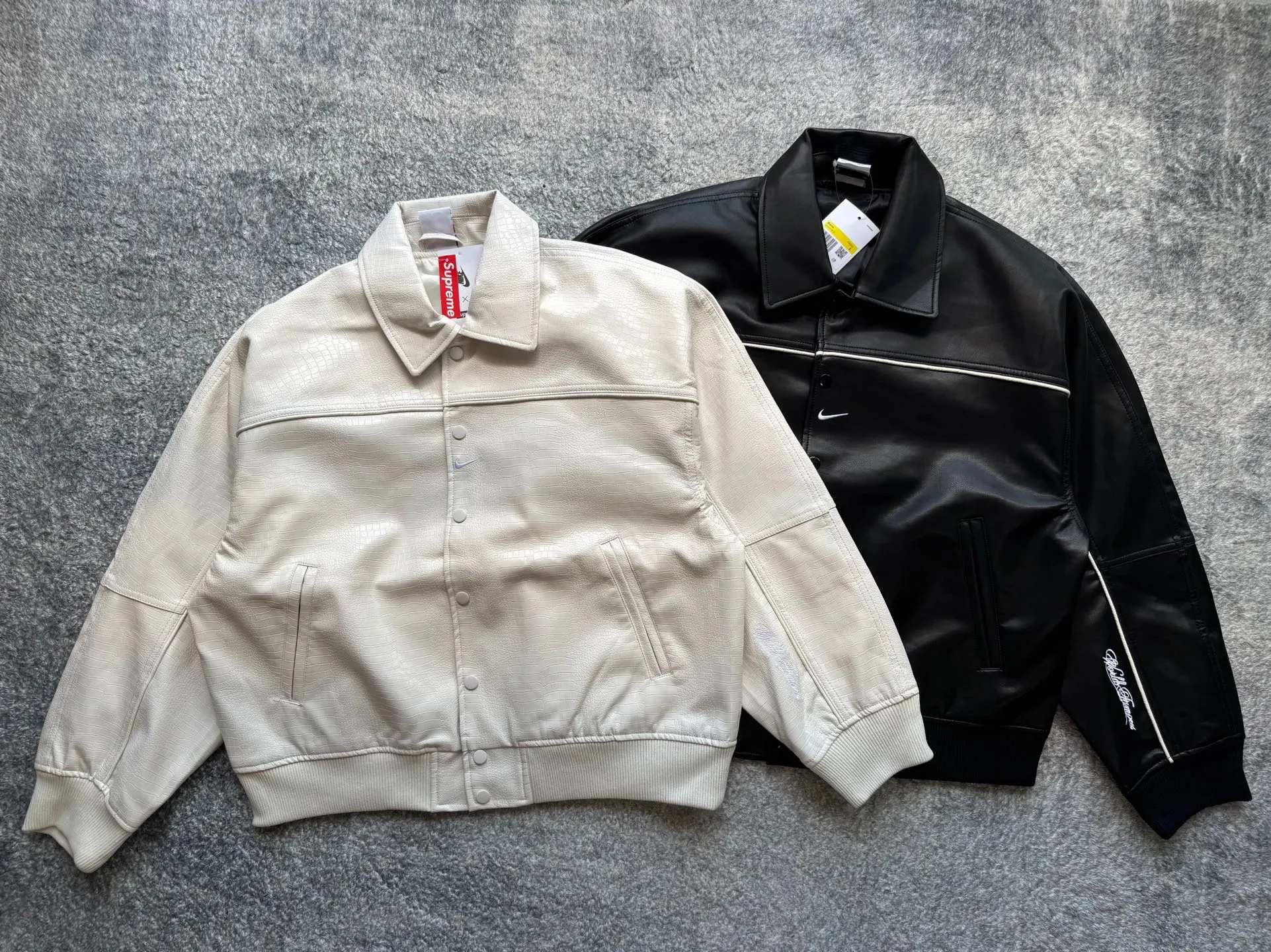 P540 [First release on the whole network, top version] Supreme xNike joint model SS25 WEEK4 Leather Varsity Jacket Back logo leather varsity jacket, same style for men and women. The fabric is made of original 1:1 fabric, and the original customized lining is made of ‌Var Satin‌ fabric: it has enough elasticity and drape, strong gloss, and is not easy to wrinkle. Breathability is good. Color: Black, White Size: S-XL Length Bust Sleeve Length S 64 128 72 M 66 132 74 L 68 136 76.5 XL 70 140 79