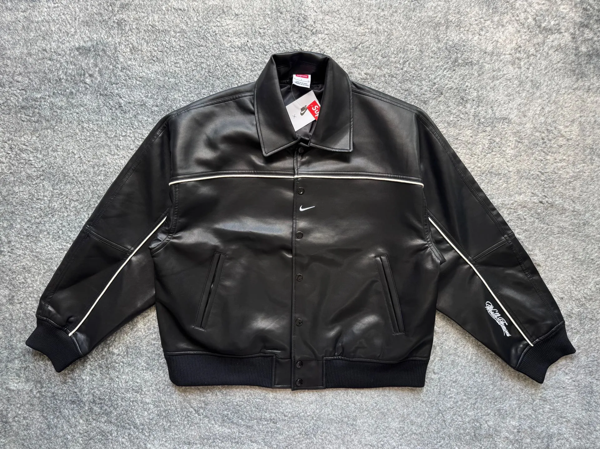 P540 [First release on the whole network, top version] Supreme xNike joint model SS25 WEEK4 Leather Varsity Jacket Back logo leather varsity jacket, same style for men and women. The fabric is made of original 1:1 fabric, and the original customized lining is made of ‌Var Satin‌ fabric: it has enough elasticity and drape, strong gloss, and is not easy to wrinkle. Breathability is good. Color: Black, White Size: S-XL Length Bust Sleeve Length S 64 128 72 M 66 132 74 L 68 136 76.5 XL 70 140 79