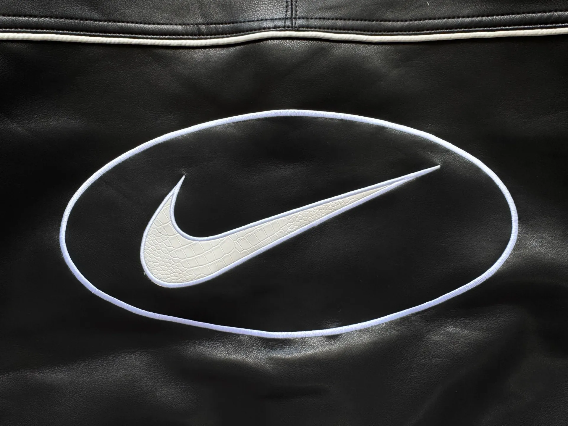 P540 [First release on the whole network, top version] Supreme xNike joint model SS25 WEEK4 Leather Varsity Jacket Back logo leather varsity jacket, same style for men and women. The fabric is made of original 1:1 fabric, and the original customized lining is made of ‌Var Satin‌ fabric: it has enough elasticity and drape, strong gloss, and is not easy to wrinkle. Breathability is good. Color: Black, White Size: S-XL Length Bust Sleeve Length S 64 128 72 M 66 132 74 L 68 136 76.5 XL 70 140 79