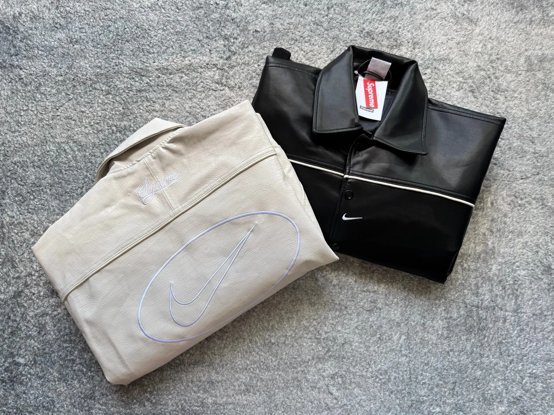P540 [First release on the whole network, top version] Supreme x Nike joint model SS25 WEEK4 Leather Varsity Jacket Back logo leather varsity jacket, same style for men and women. The fabric is made of original 1:1 fabric, and the original customized lining is made of ‌Var Satin‌ fabric: it has sufficient elasticity and drape, strong gloss, and is not easy to wrinkle. Breathability is good. Color: Black, White Size: S-XL Length Bust Sleeve Length S 64 128 72 M 66 132 74 L 68 136 76.5 XL 70 140 79