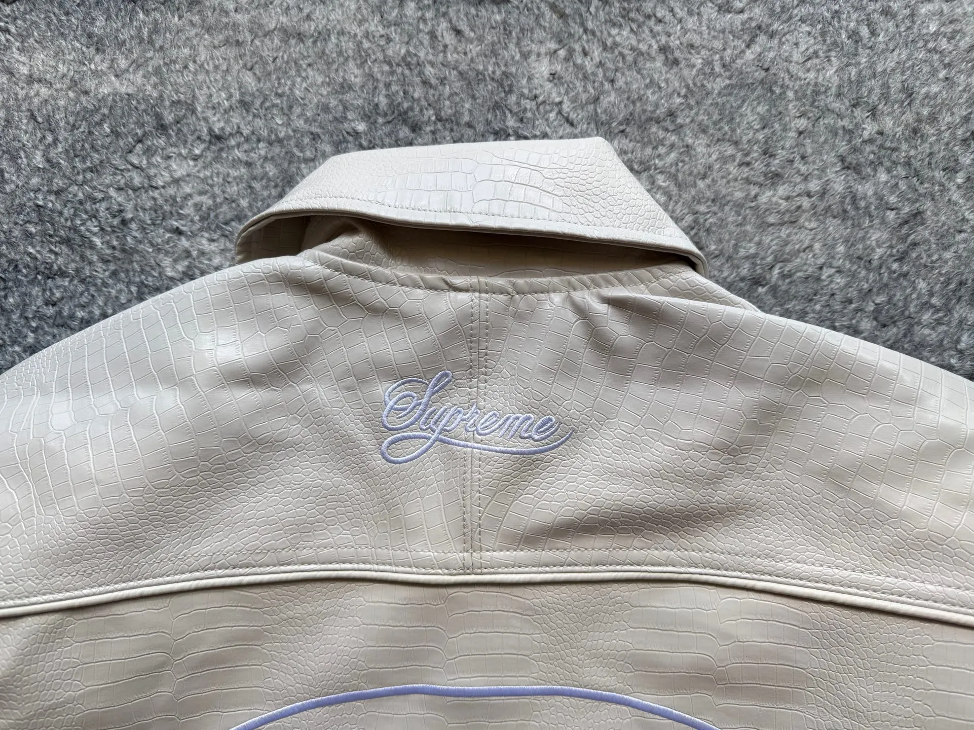 P540 [First release on the whole network, top version] Supreme x Nike joint model SS25 WEEK4 Leather Varsity Jacket Back logo leather varsity jacket, same style for men and women. The fabric is made of original 1:1 fabric, and the original customized lining is made of ‌Var Satin‌ fabric: it has sufficient elasticity and drape, strong gloss, and is not easy to wrinkle. Breathability is good. Color: Black, White Size: S-XL Length Bust Sleeve Length S 64 128 72 M 66 132 74 L 68 136 76.5 XL 70 140 79