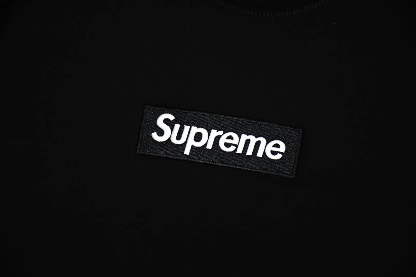 S526💰p320 Top version Supreme 23Fw Camouflage Box Logo Hooded hooded sweatshirt Hooded plus fleece sweatshirt For those of us who focus on top Supreme, the cross sweatshirt is naturally available. ZP purchase and pattern making operation 1. Fabric: ZP testing, custom weaving and dyeing, pure cotton 460G plus velvet main fabric, horizontal cutting, side stitching 520G 2X2 thread 2. Embroidery: The embroidery equipment is operated by BEHRINGER BEKS-Y924 machine (a level higher than Tajima embroidery machine). The embroidery thickness, saturation and size are all consistent. 3. Sewing process: The whole garment adopts four-needle and six-thread boneless splicing technology in twelve places. Processed by a senior foreign trade factory (ordinary factories cannot do it). 4. Hem and cuffs: all use 520G inelastic thread. (Low-end goods use elastic threads to cause the hem and cuffs to appear wavy) 5. Customized ZP main label/wash water label/hangtag/packaging bag (equipped with an extra-large thickened handbag) Color: black, white, gray, red Size: S~XL