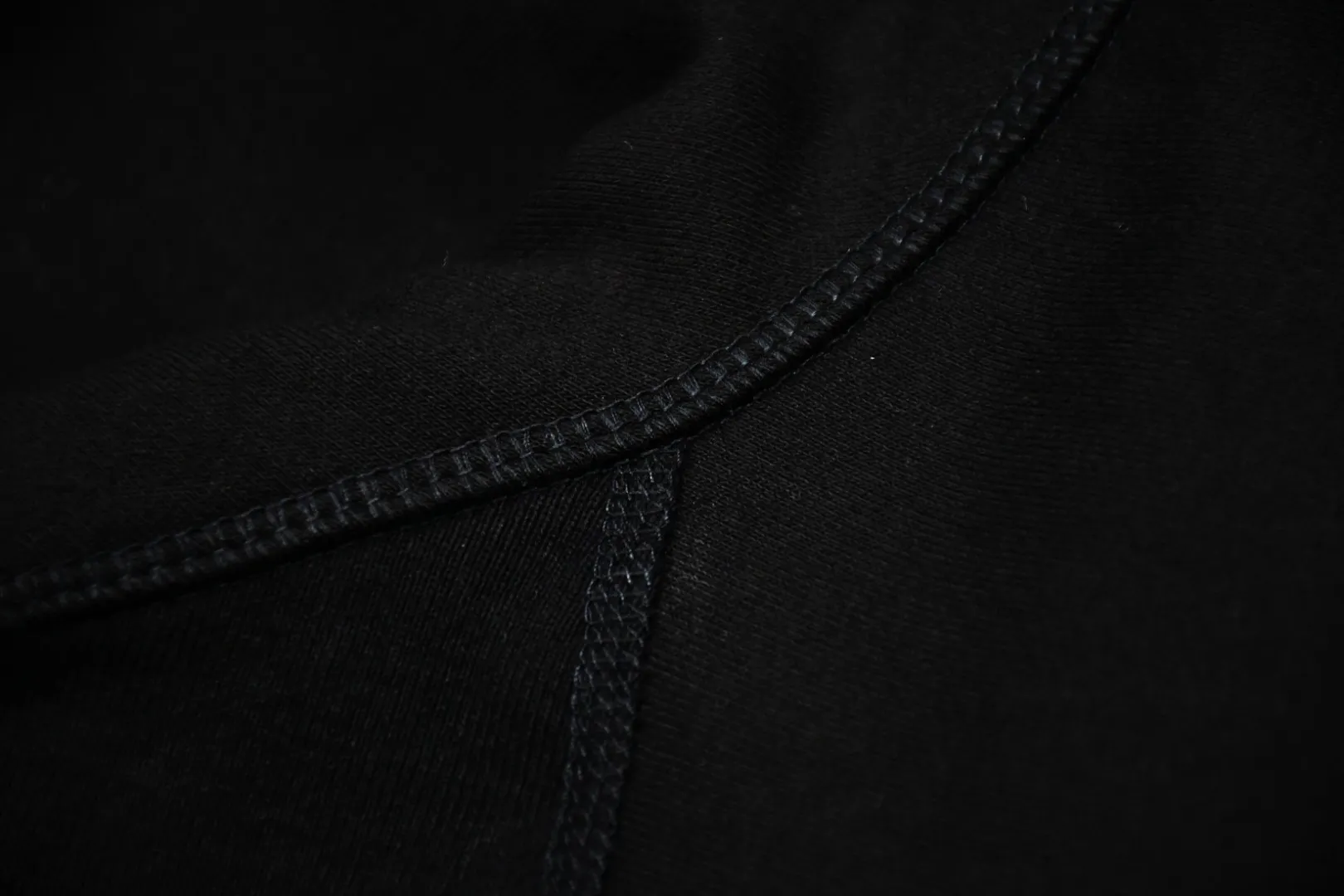 S526💰p320 Top version Supreme 23Fw Camouflage Box Logo Hooded hooded sweatshirt Hooded plus fleece sweatshirt For those of us who focus on top Supreme, the cross sweatshirt is naturally available. ZP purchase and pattern making operation 1. Fabric: ZP testing, custom weaving and dyeing, pure cotton 460G plus velvet main fabric, horizontal cutting, side stitching 520G 2X2 thread 2. Embroidery: The embroidery equipment is operated by BEHRINGER BEKS-Y924 machine (a level higher than Tajima embroidery machine). The embroidery thickness, saturation and size are all consistent. 3. Sewing process: The whole garment adopts four-needle and six-thread boneless splicing technology in twelve places. Processed by a senior foreign trade factory (ordinary factories cannot do it). 4. Hem and cuffs: all use 520G inelastic thread. (Low-end goods use elastic threads to cause the hem and cuffs to appear wavy) 5. Customized ZP main label/wash water label/hangtag/packaging bag (equipped with an extra-large thickened handbag) Color: black, white, gray, red Size: S~XL