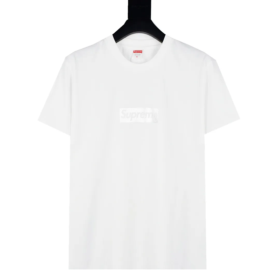 🅿️120 S82 top version Supreme Chicago Metal Box Logo Tee White Chicago limited short-sleeved T-shirt. For those of us who focus on top-level Sup products, this short-sleeved one is naturally available. It adopts cylindrical seamless technology (original technology, there are no stitched bones on the side of the clothes, the key point of identification) The fabrics are all custom-woven and dyed, 280g weight, 100% cotton, cylindrical fabric. Cylindrical fabric is a knitted fabric woven with a cylinder loom. The needles are distributed in a cylindrical shape on the fuselage. The gray fabric is a large cylinder, which needs to be opened and shaped before further use. There is no slit on the side of the clothes, so there is no washing label on the side of ordinary short-sleeves. There is only one collar label behind the neck. The printing is printed with thermosetting ink, also known as plastic. Ink, or self-adhesive ink, contains ingredients: mainly composed of polyvinyl chloride (PVC) and phthalates. PVC and phthalates, fixing agents, stabilizers, and thickeners are mixed to form a thermal ink. Solid ink is not the digital direct printing advertised on the market. The printing texture of thermoset ink is something that digital direct printing cannot achieve. The collar label has a watermark anti-counterfeiting effect, a real anti-counterfeiting layer, a probability of passing the version, and a high probability of passing the original packaging picture. Size：S-XL