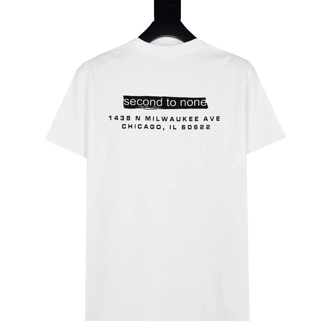 🅿️120 S82 top version Supreme Chicago Metal Box Logo Tee White Chicago limited short-sleeved T-shirt. For those of us who focus on top-level Sup products, this short-sleeved one is naturally available. It adopts cylindrical seamless technology (original technology, there are no stitched bones on the side of the clothes, the key point of identification) The fabrics are all custom-woven and dyed, 280g weight, 100% cotton, cylindrical fabric. Cylindrical fabric is a knitted fabric woven with a cylinder loom. The needles are distributed in a cylindrical shape on the fuselage. The gray fabric is a large cylinder, which needs to be opened and shaped before further use. There is no slit on the side of the clothes, so there is no washing label on the side of ordinary short-sleeves. There is only one collar label behind the neck. The printing is printed with thermosetting ink, also known as plastic. Ink, or self-adhesive ink, contains ingredients: mainly composed of polyvinyl chloride (PVC) and phthalates. PVC and phthalates, fixing agents, stabilizers, and thickeners are mixed to form a thermal ink. Solid ink is not the digital direct printing advertised on the market. The printing texture of thermoset ink is something that digital direct printing cannot achieve. The collar label has a watermark anti-counterfeiting effect, a real anti-counterfeiting layer, a probability of passing the version, and a high probability of passing the original packaging picture. Size：S-XL