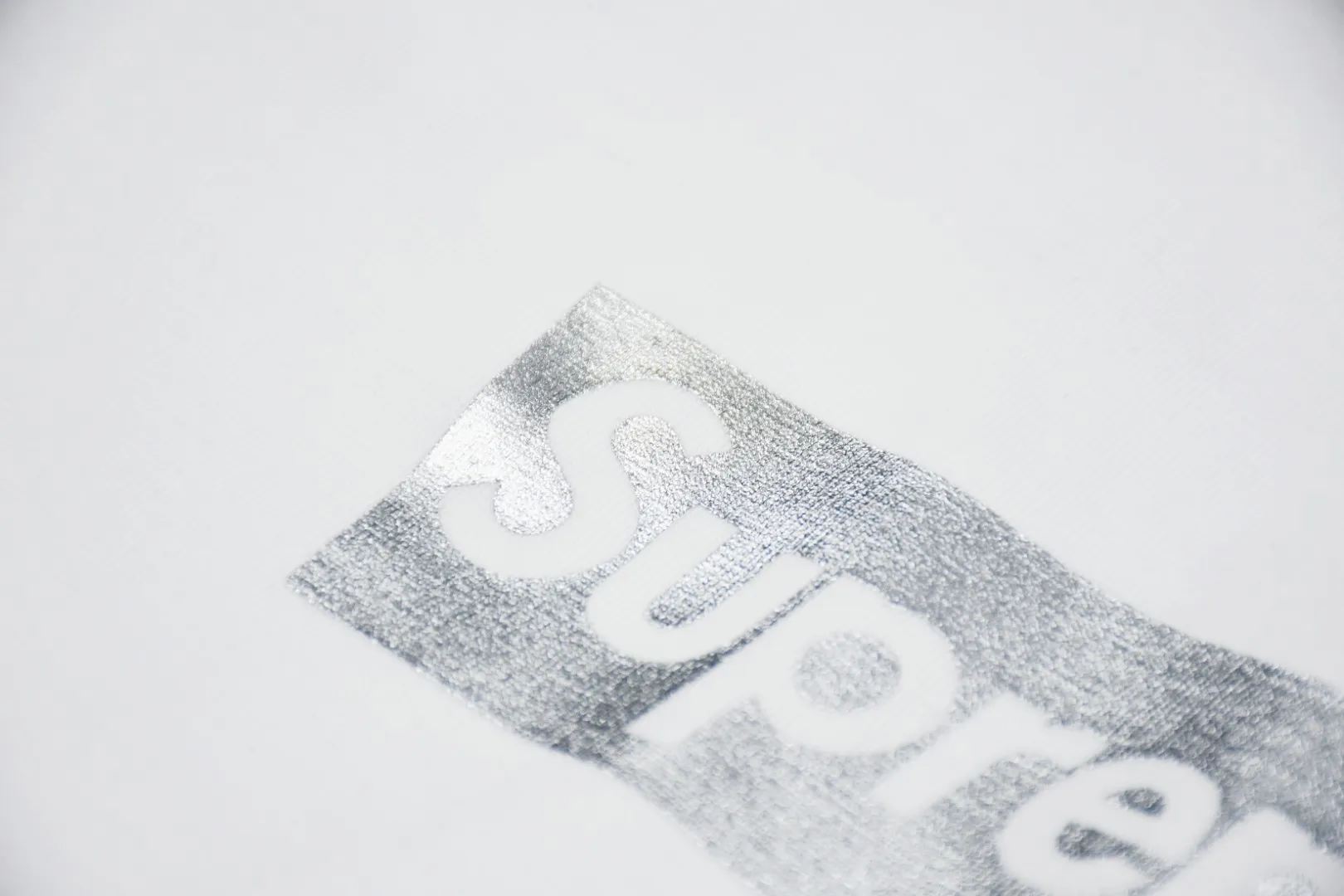 🅿️120 S82 top version Supreme Chicago Metal Box Logo Tee White Chicago limited short-sleeved T-shirt. For those of us who focus on top-level Sup products, this short-sleeved one is naturally available. It adopts cylindrical seamless technology (original technology, there are no stitched bones on the side of the clothes, the key point of identification) The fabrics are all custom-woven and dyed, 280g weight, 100% cotton, cylindrical fabric. Cylindrical fabric is a knitted fabric woven with a cylinder loom. The needles are distributed in a cylindrical shape on the fuselage. The gray fabric is a large cylinder, which needs to be opened and shaped before further use. There is no slit on the side of the clothes, so there is no washing label on the side of ordinary short-sleeves. There is only one collar label behind the neck. The printing is printed with thermosetting ink, also known as plastic. Ink, or self-adhesive ink, contains ingredients: mainly composed of polyvinyl chloride (PVC) and phthalates. PVC and phthalates, fixing agents, stabilizers, and thickeners are mixed to form a thermal ink. Solid ink is not the digital direct printing advertised on the market. The printing texture of thermoset ink is something that digital direct printing cannot achieve. The collar label has a watermark anti-counterfeiting effect, a real anti-counterfeiting layer, a probability of passing the version, and a high probability of passing the original packaging picture. Size：S-XL