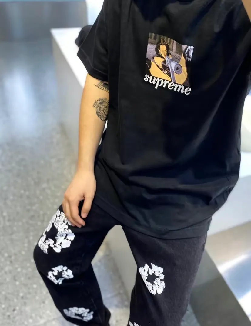 #S97 p110💰 Supreme SS22 Week6 xAeon Flux co-branded Gun Tee Magic Warrior cartoon letter print. Loose fit. Made of 260g combed cotton double yarn. All three standards are complete from fabrics to accessories. ZP. Imported Matsui company slurry printing will never crack. The whole piece is made with three-needle five-thread technology. The neckline-shoulder seam-sleeve seam is double-lined, which looks more three-dimensional and textured. The same process as the original version, classic fit. Feel free to compare zp. The whole piece adopts three-needle five-thread craftsmanship. The neckline-shoulder seam-sleeve seam is double-threaded, which looks more three-dimensional and textured.) It has the same craftsmanship as the authentic original, classic version. Color: White Black Brown Size: S M L XL XXL