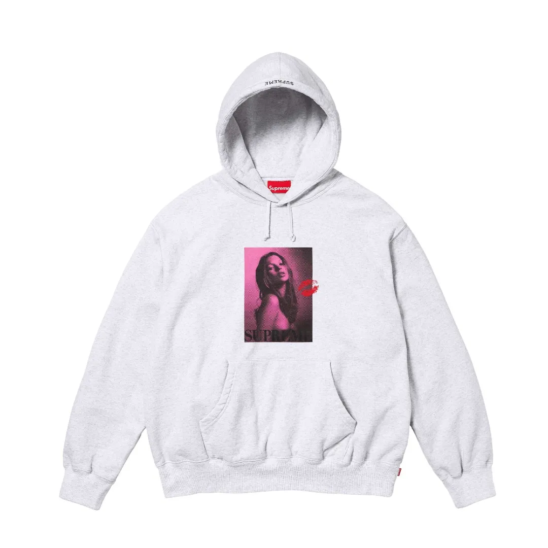 🅿️320 S279 top version Supreme 24FW Kate Moss Hooded Kate Moss chest character avatar hoodie 1. Fabric: ZP test, custom weaving and dyeing, pure cotton 460G plus velvet main fabric, horizontal cutting 520G 2X2 thread 2. Printing: Printing uses thermoset ink printing, also known as plastic ink, or self-adhesive ink. Its ingredients are: mainly composed of polyvinyl chloride (PVC) and phthalates. PVC and phthalates, color fixing agents, stabilizers, and thickeners are mixed to form thermoset ink. It is not the digital direct printing promoted on the market. The printing texture of thermoset ink cannot be achieved by digital direct printing. 3. Sewing process: Twelve places of the whole garment are made of boneless splicing technology, processed by experienced foreign trade factories (ordinary factories cannot do it) 4. Hem and cuffs: all use 520G inelastic threads (low-end products use elastic threads to cause the hem and cuffs to appear wavy) 5. Customized ZP main label/wash water mark/tag/packaging bag (equipped with an extra-large thickened handbag) Color: black/grey/navy blue Size: S/M/L/XL