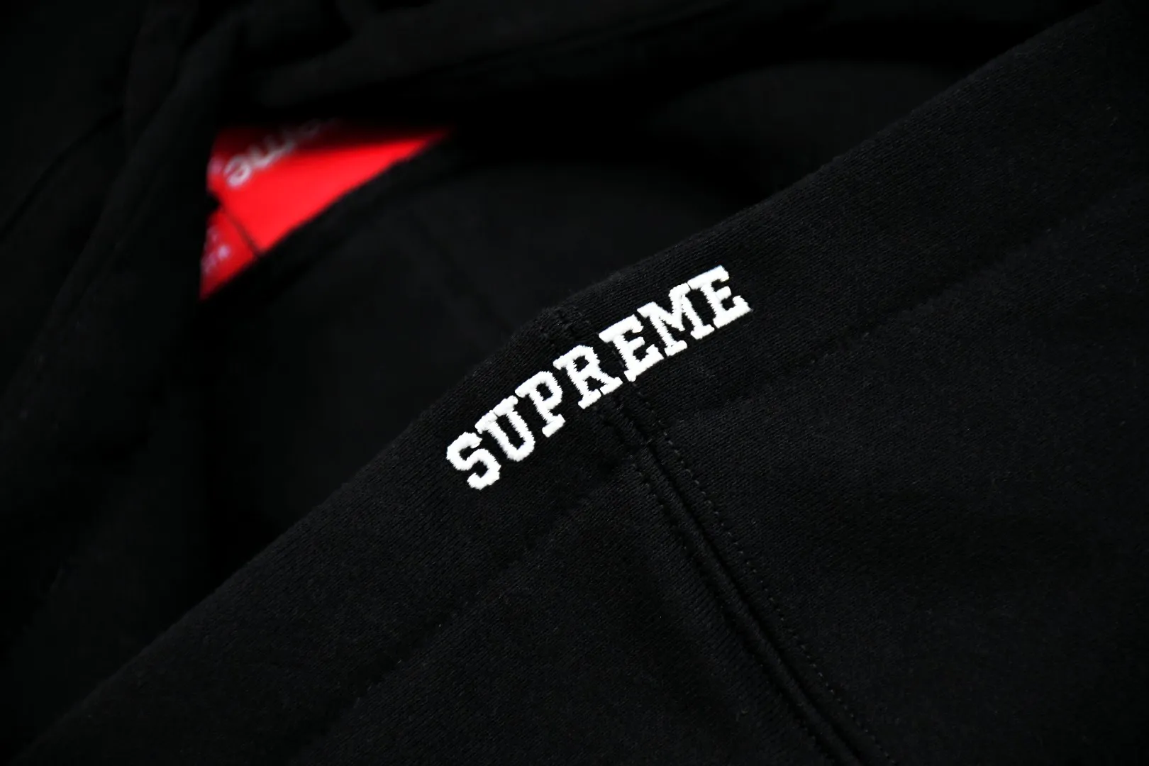 🅿️320 S279 top version Supreme 24FW Kate Moss Hooded Kate Moss chest character avatar hoodie 1. Fabric: ZP test, custom weaving and dyeing, pure cotton 460G plus velvet main fabric, horizontal cutting 520G 2X2 thread 2. Printing: Printing uses thermoset ink printing, also known as plastic ink, or self-adhesive ink. Its ingredients are: mainly composed of polyvinyl chloride (PVC) and phthalates. PVC and phthalates, color fixing agents, stabilizers, and thickeners are mixed to form thermoset ink. It is not the digital direct printing promoted on the market. The printing texture of thermoset ink cannot be achieved by digital direct printing. 3. Sewing process: Twelve places of the whole garment are made of boneless splicing technology, processed by experienced foreign trade factories (ordinary factories cannot do it) 4. Hem and cuffs: all use 520G inelastic threads (low-end products use elastic threads to cause the hem and cuffs to appear wavy) 5. Customized ZP main label/wash water mark/tag/packaging bag (equipped with an extra-large thickened handbag) Color: black/grey/navy blue Size: S/M/L/XL