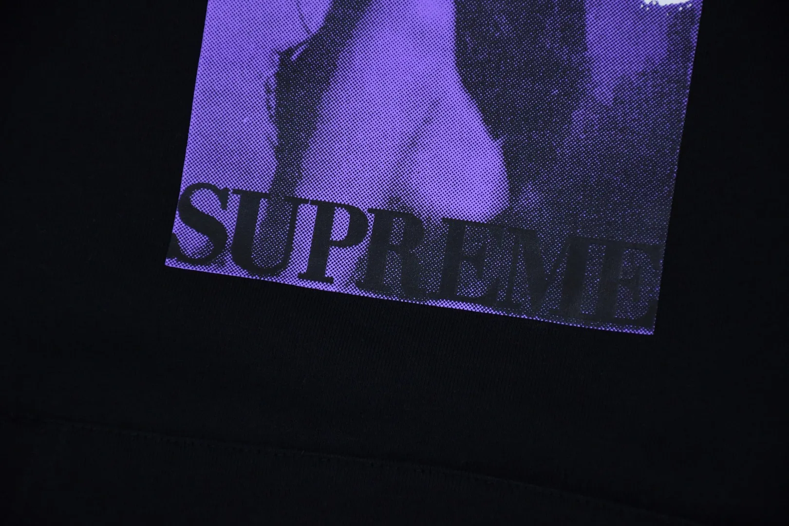 🅿️320 S279 top version Supreme 24FW Kate Moss Hooded Kate Moss chest character avatar hoodie 1. Fabric: ZP test, custom weaving and dyeing, pure cotton 460G plus velvet main fabric, horizontal cutting 520G 2X2 thread 2. Printing: Printing uses thermoset ink printing, also known as plastic ink, or self-adhesive ink. Its ingredients are: mainly composed of polyvinyl chloride (PVC) and phthalates. PVC and phthalates, color fixing agents, stabilizers, and thickeners are mixed to form thermoset ink. It is not the digital direct printing promoted on the market. The printing texture of thermoset ink cannot be achieved by digital direct printing. 3. Sewing process: Twelve places of the whole garment are made of boneless splicing technology, processed by experienced foreign trade factories (ordinary factories cannot do it) 4. Hem and cuffs: all use 520G inelastic threads (low-end products use elastic threads to cause the hem and cuffs to appear wavy) 5. Customized ZP main label/wash water mark/tag/packaging bag (equipped with an extra-large thickened handbag) Color: black/grey/navy blue Size: S/M/L/XL