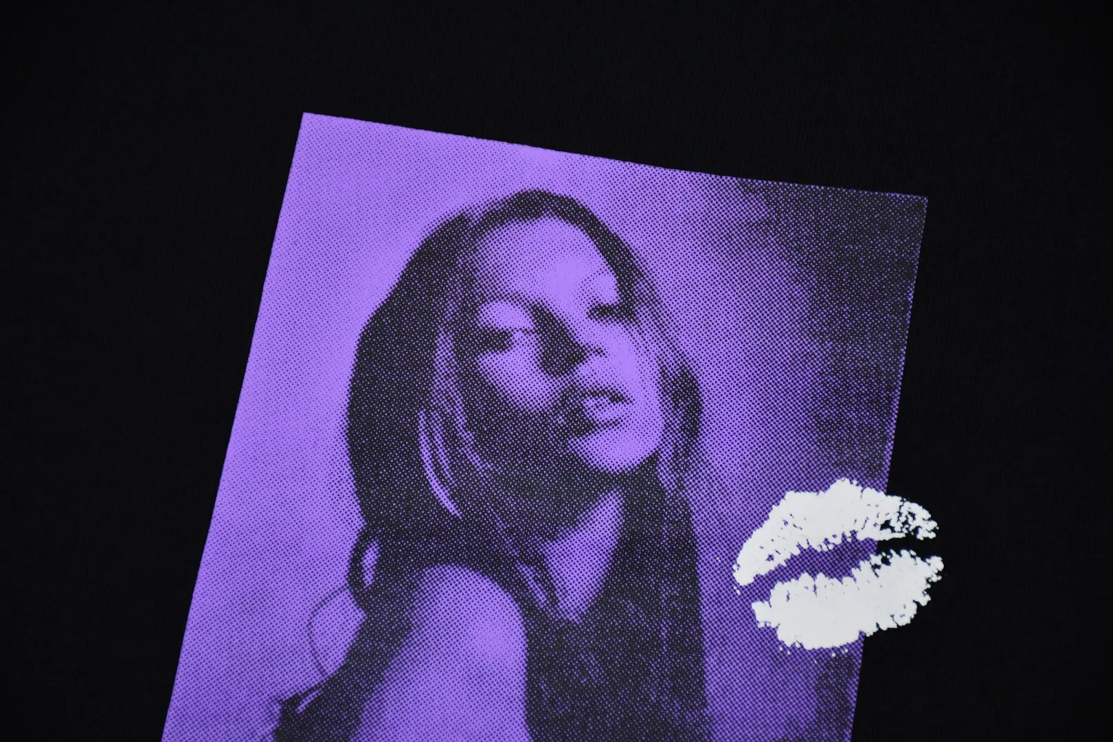 🅿️320 S279 top version Supreme 24FW Kate Moss Hooded Kate Moss chest character avatar hoodie 1. Fabric: ZP test, custom weaving and dyeing, pure cotton 460G plus velvet main fabric, horizontal cutting 520G 2X2 thread 2. Printing: Printing uses thermoset ink printing, also known as plastic ink, or self-adhesive ink. Its ingredients are: mainly composed of polyvinyl chloride (PVC) and phthalates. PVC and phthalates, color fixing agents, stabilizers, and thickeners are mixed to form thermoset ink. It is not the digital direct printing promoted on the market. The printing texture of thermoset ink cannot be achieved by digital direct printing. 3. Sewing process: Twelve places of the whole garment are made of boneless splicing technology, processed by experienced foreign trade factories (ordinary factories cannot do it) 4. Hem and cuffs: all use 520G inelastic threads (low-end products use elastic threads to cause the hem and cuffs to appear wavy) 5. Customized ZP main label/wash water mark/tag/packaging bag (equipped with an extra-large thickened handbag) Color: black/grey/navy blue Size: S/M/L/XL