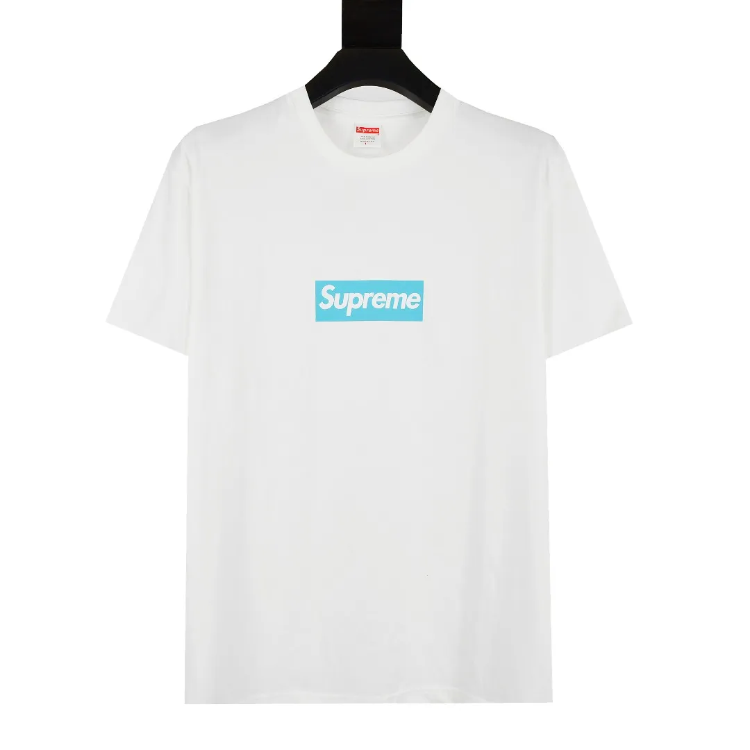 S66💰p130 Top version Supreme 21FW Tiffany Co Box Logo Tee Tiffany co-branded short-sleeved T-shirt For those of us who focus on top-level Sup products, this short-sleeved one is naturally available. It adopts cylindrical seamless technology (original technology, there are no stitched bones on the side of the clothes, the key point of identification) The fabrics are all custom-woven and dyed, 280g weight, 100% cotton, cylindrical fabric. Cylindrical fabric is knitted fabric woven with a cylinder loom. The needles are distributed in a cylindrical shape on the fuselage. The gray fabric is a large cylinder that needs to be opened and shaped before it can be used further. There are no slits on the side of the clothes, so there is no washing label on the side of ordinary short-sleeves. There is only one collar label behind the neck. The printing is printed with thermosetting ink, also known as plastic. Ink, or self-adhesive ink, contains ingredients: mainly composed of polyvinyl chloride (PVC) and phthalates. PVC and phthalates, fixatives, stabilizers, and thickeners are mixed to form a thermal ink. Solid ink is not the digital direct printing advertised on the market. The printing texture of thermoset ink is something that digital direct printing cannot achieve. The collar label has a watermark anti-counterfeiting effect, a real anti-counterfeiting layer, a probability of passing the version, and a high probability of passing the original packaging picture. Size：S-XL