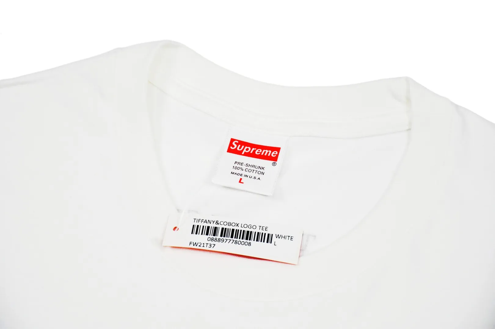 S66💰p130 Top version Supreme 21FW Tiffany Co Box Logo Tee Tiffany co-branded short-sleeved T-shirt For those of us who focus on top-level Sup products, this short-sleeved one is naturally available. It adopts cylindrical seamless technology (original technology, there are no stitched bones on the side of the clothes, the key point of identification) The fabrics are all custom-woven and dyed, 280g weight, 100% cotton, cylindrical fabric. Cylindrical fabric is knitted fabric woven with a cylinder loom. The needles are distributed in a cylindrical shape on the fuselage. The gray fabric is a large cylinder that needs to be opened and shaped before it can be used further. There are no slits on the side of the clothes, so there is no washing label on the side of ordinary short-sleeves. There is only one collar label behind the neck. The printing is printed with thermosetting ink, also known as plastic. Ink, or self-adhesive ink, contains ingredients: mainly composed of polyvinyl chloride (PVC) and phthalates. PVC and phthalates, fixatives, stabilizers, and thickeners are mixed to form a thermal ink. Solid ink is not the digital direct printing advertised on the market. The printing texture of thermoset ink is something that digital direct printing cannot achieve. The collar label has a watermark anti-counterfeiting effect, a real anti-counterfeiting layer, a probability of passing the version, and a high probability of passing the original packaging picture. Size：S-XL