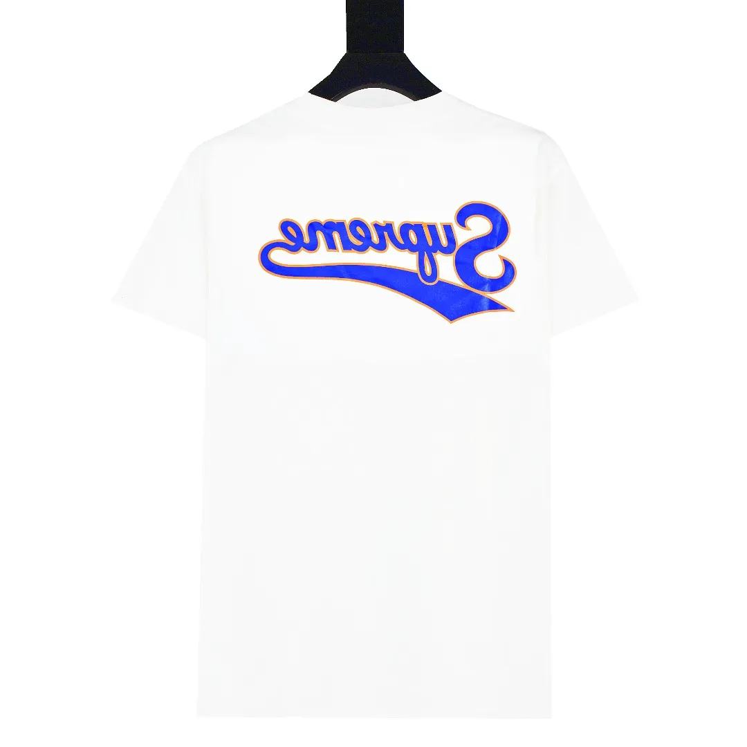🅿️126 S169 top version Supreme 24ss BACKWARDS LOGO printed short-sleeved T-shirt. Refuse to look at pictures to make goods. Refuse to compare wrong versions. Use cylindrical seamless technology (original technology, no stitching bone on the side of the clothes, identification key point) The fabrics are all custom-woven and dyed, 280g weight, 100% cotton, cylindrical fabric. Cylindrical fabric is a knitted fabric woven with a cylinder loom. The needles are distributed in a cylindrical shape on the fuselage. The gray fabric is a large cylinder, which needs to be opened and shaped before it can be used further. There are no slits on the side of the clothes, so there is no washing label on the side of ordinary short-sleeves. There is only one collar label behind the neck. The printing uses thermosetting ink printing imported from Belgium (different from conventional thermal transfer printing), also known as plastic ink, or self-adhesive ink. Its ingredients are: mainly composed of polyvinyl chloride (PVC) and phthalates. PVC and phthalates, solid color The thermoset ink is composed of a mixture of agents, stabilizers, and thickeners. It is not the digital direct printing advertised on the market. The printing texture of thermoset ink cannot be achieved by digital direct printing. The collar label has a watermark anti-counterfeiting effect, a real anti-counterfeiting layer, a version with a high probability of passing the inspection, and a high probability of passing the original packaging picture. Size：S-XL