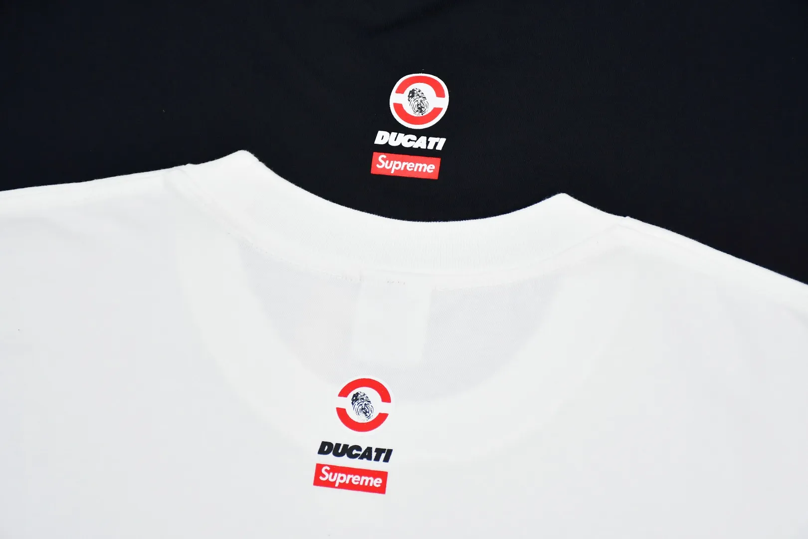 S376💰p150 Top version Supreme 24ss DUCATI SS24 Ducati co-branded short-sleeved T-shirt. Refuse to look at pictures to make goods. Refuse to compare with wrong versions. Use cylinder seamless technology (original technology, there are no stitched bones on the side of the clothes. Key points of identification) The fabrics are all custom-woven and dyed, 280g weight, 100% cotton, cylindrical fabric. Cylindrical fabric is a knitted fabric woven with a cylinder loom. The needles are distributed in a cylindrical shape on the fuselage. The gray fabric is a large cylinder, which needs to be opened and shaped before it can be used further. There are no slits on the side of the clothes, so there is no washing label on the side of ordinary short-sleeves. There is only one collar label behind the neck. The printing uses thermosetting ink printing imported from Belgium (different from conventional heat transfer printing), also known as plastic ink, or self-adhesive ink. Its ingredients are: mainly composed of polyvinyl chloride (PVC) and phthalates. PVC and phthalates, solid color The thermosetting ink is composed of a mixture of agents, stabilizers, and thickeners. It is not the digital direct printing marketed on the market. The printing texture of thermosetting ink cannot be achieved by digital direct printing. The collar label has a watermark anti-counterfeiting effect, a real anti-counterfeiting layer, a version with a high probability of passing the inspection, and the original packaging picture has a high probability of passing the test. Size：S-XL