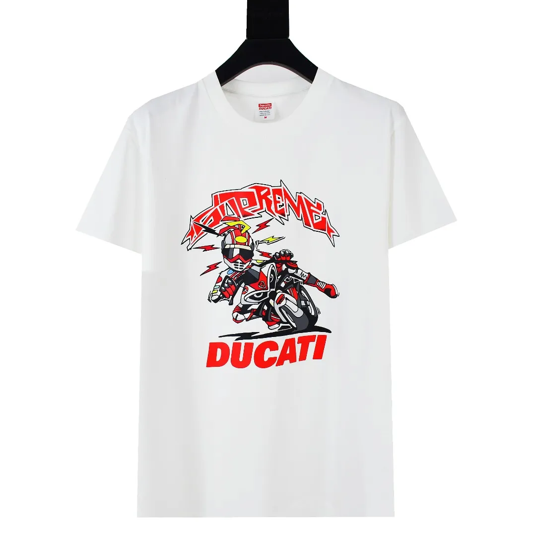 S376💰p150 Top version Supreme 24ss DUCATI SS24 Ducati co-branded short-sleeved T-shirt. Refuse to look at pictures to make goods. Refuse to compare with wrong versions. Use cylinder seamless technology (original technology, there are no stitched bones on the side of the clothes. Key points of identification) The fabrics are all custom-woven and dyed, 280g weight, 100% cotton, cylindrical fabric. Cylindrical fabric is a knitted fabric woven with a cylinder loom. The needles are distributed in a cylindrical shape on the fuselage. The gray fabric is a large cylinder, which needs to be opened and shaped before it can be used further. There are no slits on the side of the clothes, so there is no washing label on the side of ordinary short-sleeves. There is only one collar label behind the neck. The printing uses thermosetting ink printing imported from Belgium (different from conventional heat transfer printing), also known as plastic ink, or self-adhesive ink. Its ingredients are: mainly composed of polyvinyl chloride (PVC) and phthalates. PVC and phthalates, solid color The thermosetting ink is composed of a mixture of agents, stabilizers, and thickeners. It is not the digital direct printing marketed on the market. The printing texture of thermosetting ink cannot be achieved by digital direct printing. The collar label has a watermark anti-counterfeiting effect, a real anti-counterfeiting layer, a version with a high probability of passing the inspection, and the original packaging picture has a high probability of passing the test. Size：S-XL