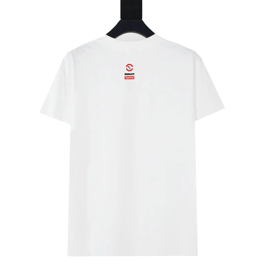 S376💰p150 Top version Supreme 24ss DUCATI SS24 Ducati co-branded short-sleeved T-shirt. Refuse to look at pictures to make goods. Refuse to compare with wrong versions. Use cylinder seamless technology (original technology, there are no stitched bones on the side of the clothes. Key points of identification) The fabrics are all custom-woven and dyed, 280g weight, 100% cotton, cylindrical fabric. Cylindrical fabric is a knitted fabric woven with a cylinder loom. The needles are distributed in a cylindrical shape on the fuselage. The gray fabric is a large cylinder, which needs to be opened and shaped before it can be used further. There are no slits on the side of the clothes, so there is no washing label on the side of ordinary short-sleeves. There is only one collar label behind the neck. The printing uses thermosetting ink printing imported from Belgium (different from conventional heat transfer printing), also known as plastic ink, or self-adhesive ink. Its ingredients are: mainly composed of polyvinyl chloride (PVC) and phthalates. PVC and phthalates, solid color The thermosetting ink is composed of a mixture of agents, stabilizers, and thickeners. It is not the digital direct printing marketed on the market. The printing texture of thermosetting ink cannot be achieved by digital direct printing. The collar label has a watermark anti-counterfeiting effect, a real anti-counterfeiting layer, a version with a high probability of passing the inspection, and the original packaging picture has a high probability of passing the test. Size：S-XL