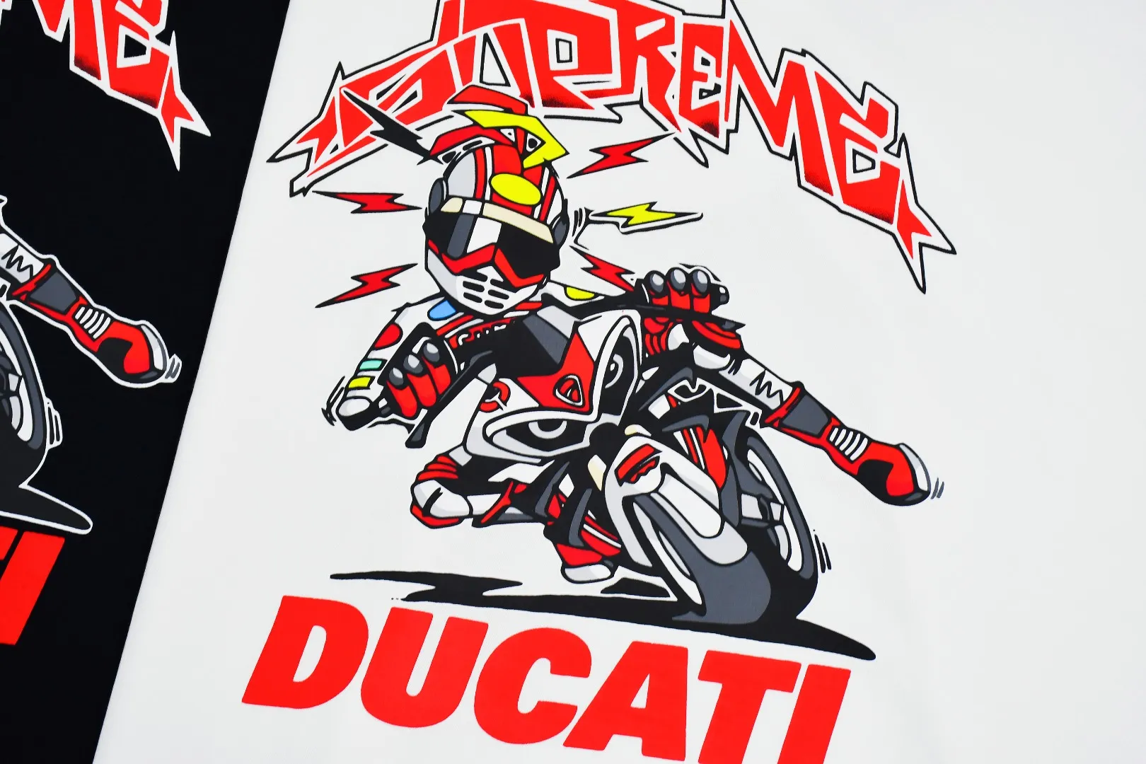 S376💰p150 Top version Supreme 24ss DUCATI SS24 Ducati co-branded short-sleeved T-shirt. Refuse to look at pictures to make goods. Refuse to compare with wrong versions. Use cylinder seamless technology (original technology, there are no stitched bones on the side of the clothes. Key points of identification) The fabrics are all custom-woven and dyed, 280g weight, 100% cotton, cylindrical fabric. Cylindrical fabric is a knitted fabric woven with a cylinder loom. The needles are distributed in a cylindrical shape on the fuselage. The gray fabric is a large cylinder, which needs to be opened and shaped before it can be used further. There are no slits on the side of the clothes, so there is no washing label on the side of ordinary short-sleeves. There is only one collar label behind the neck. The printing uses thermosetting ink printing imported from Belgium (different from conventional heat transfer printing), also known as plastic ink, or self-adhesive ink. Its ingredients are: mainly composed of polyvinyl chloride (PVC) and phthalates. PVC and phthalates, solid color The thermosetting ink is composed of a mixture of agents, stabilizers, and thickeners. It is not the digital direct printing marketed on the market. The printing texture of thermosetting ink cannot be achieved by digital direct printing. The collar label has a watermark anti-counterfeiting effect, a real anti-counterfeiting layer, a version with a high probability of passing the inspection, and the original packaging picture has a high probability of passing the test. Size：S-XL