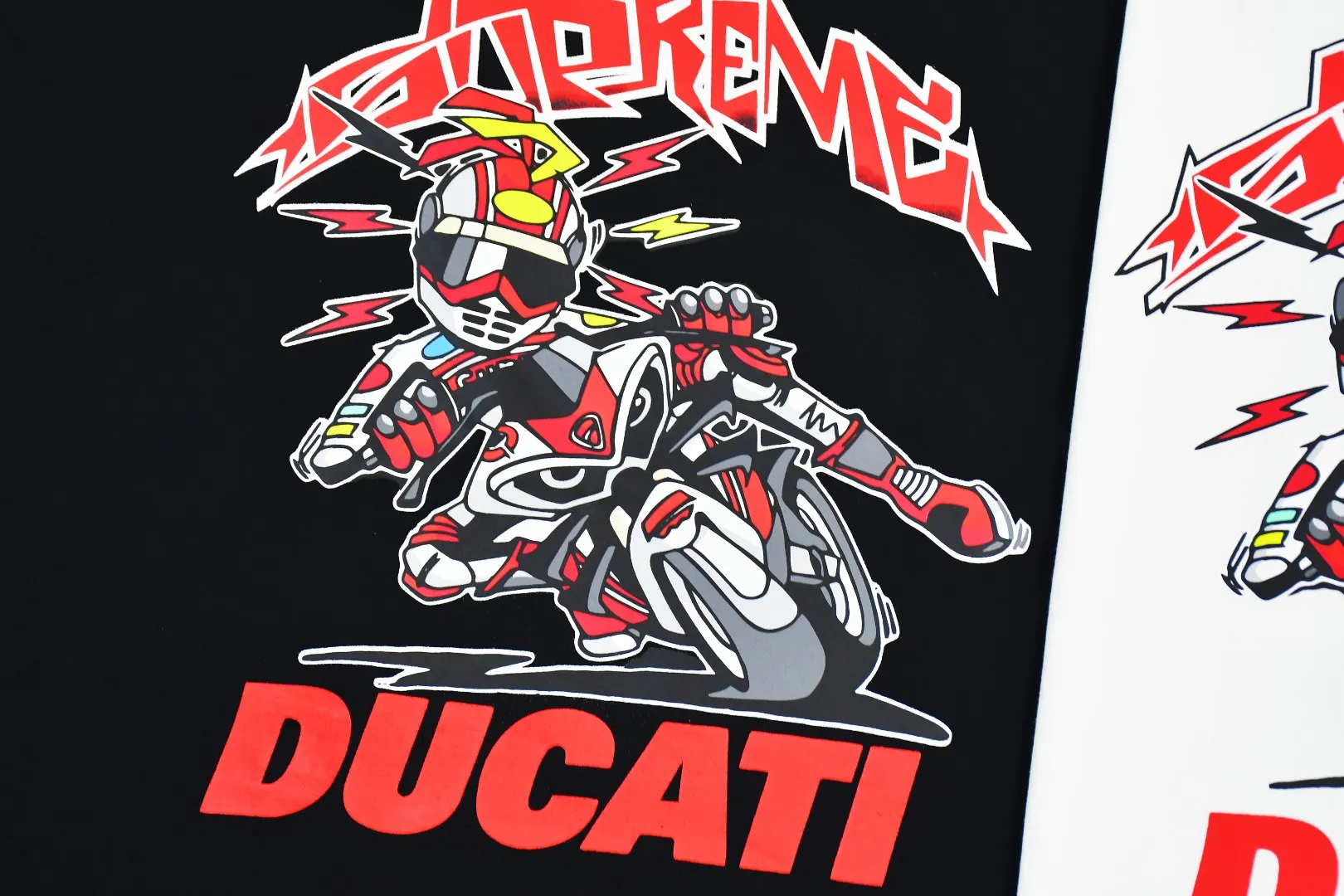 S376💰p150 Top version Supreme 24ss DUCATI SS24 Ducati co-branded short-sleeved T-shirt. Refuse to look at pictures to make goods. Refuse to compare with wrong versions. Use cylinder seamless technology (original technology, there are no stitched bones on the side of the clothes. Key points of identification) The fabrics are all custom-woven and dyed, 280g weight, 100% cotton, cylindrical fabric. Cylindrical fabric is a knitted fabric woven with a cylinder loom. The needles are distributed in a cylindrical shape on the fuselage. The gray fabric is a large cylinder, which needs to be opened and shaped before it can be used further. There are no slits on the side of the clothes, so there is no washing label on the side of ordinary short-sleeves. There is only one collar label behind the neck. The printing uses thermosetting ink printing imported from Belgium (different from conventional heat transfer printing), also known as plastic ink, or self-adhesive ink. Its ingredients are: mainly composed of polyvinyl chloride (PVC) and phthalates. PVC and phthalates, solid color The thermosetting ink is composed of a mixture of agents, stabilizers, and thickeners. It is not the digital direct printing marketed on the market. The printing texture of thermosetting ink cannot be achieved by digital direct printing. The collar label has a watermark anti-counterfeiting effect, a real anti-counterfeiting layer, a version with a high probability of passing the inspection, and the original packaging picture has a high probability of passing the test. Size：S-XL