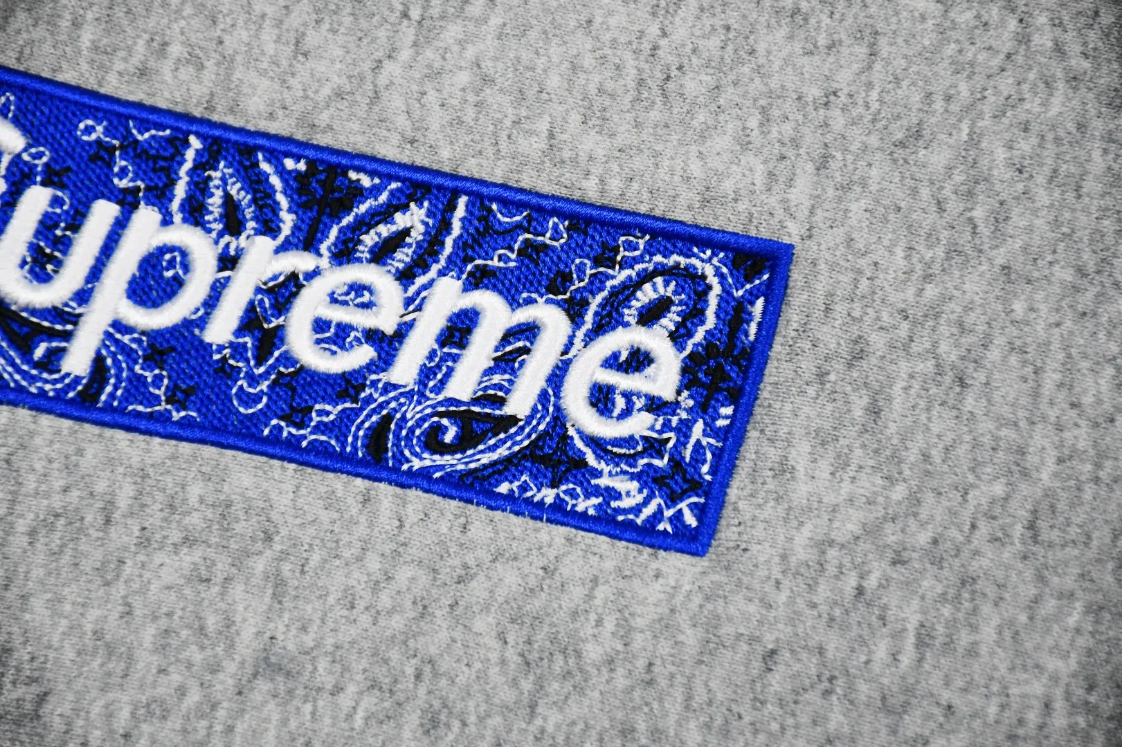 🅿️320 S209 top version Supreme FW19 Week 16 Bandana Box Logo Hooded Sweatshirt Cashew flower embroidered hooded fleece sweatshirt For those of us who focus on top Supreme, the cashew flower sweatshirt is naturally available. ZP purchase and pattern making operation 1. Fabric: ZP testing, custom weaving and dyeing, pure cotton 460G plus velvet main fabric, horizontal cutting, side stitching 520G 2X2 Thread 2. Embroidery: Embroidery equipment is operated by BEHRINGER BEKS-Y924 machine (a level higher than Tajima embroidery machine). The embroidery thickness, saturation and size are all consistent. 3. Sewing process: Four needles and six threads are used in 12 places on the whole garment. The boneless splicing process is processed by a senior foreign trade factory (ordinary factories cannot do it). 4. Hem and cuffs: all use 520G inelastic thread. (Low-end goods use elastic threads to cause the hem and cuffs to appear wavy) 5. Customized ZP main label/wash water label/hangtag/packaging bag (equipped with an extra-large thickened handbag) Size: S~XL