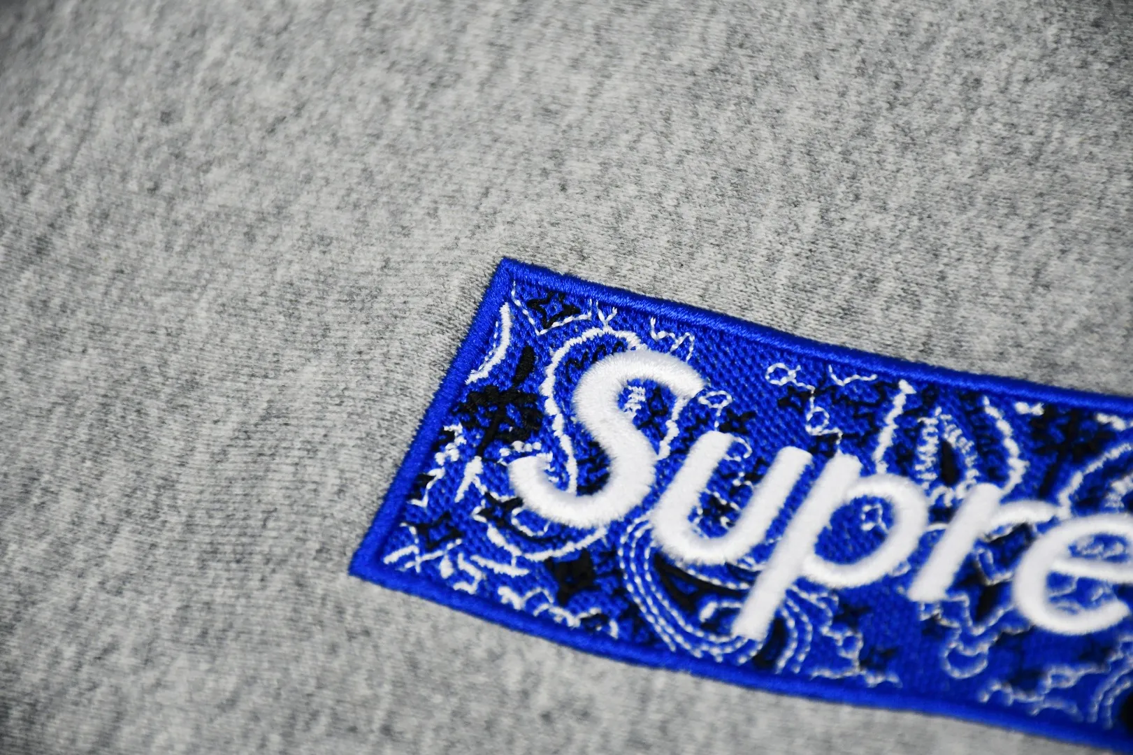🅿️320 S209 top version Supreme FW19 Week 16 Bandana Box Logo Hooded Sweatshirt Cashew flower embroidered hooded fleece sweatshirt For those of us who focus on top Supreme, the cashew flower sweatshirt is naturally available. ZP purchase and pattern making operation 1. Fabric: ZP testing, custom weaving and dyeing, pure cotton 460G plus velvet main fabric, horizontal cutting, side stitching 520G 2X2 Thread 2. Embroidery: Embroidery equipment is operated by BEHRINGER BEKS-Y924 machine (a level higher than Tajima embroidery machine). The embroidery thickness, saturation and size are all consistent. 3. Sewing process: Four needles and six threads are used in 12 places on the whole garment. The boneless splicing process is processed by a senior foreign trade factory (ordinary factories cannot do it). 4. Hem and cuffs: all use 520G inelastic thread. (Low-end goods use elastic threads to cause the hem and cuffs to appear wavy) 5. Customized ZP main label/wash water label/hangtag/packaging bag (equipped with an extra-large thickened handbag) Size: S~XL