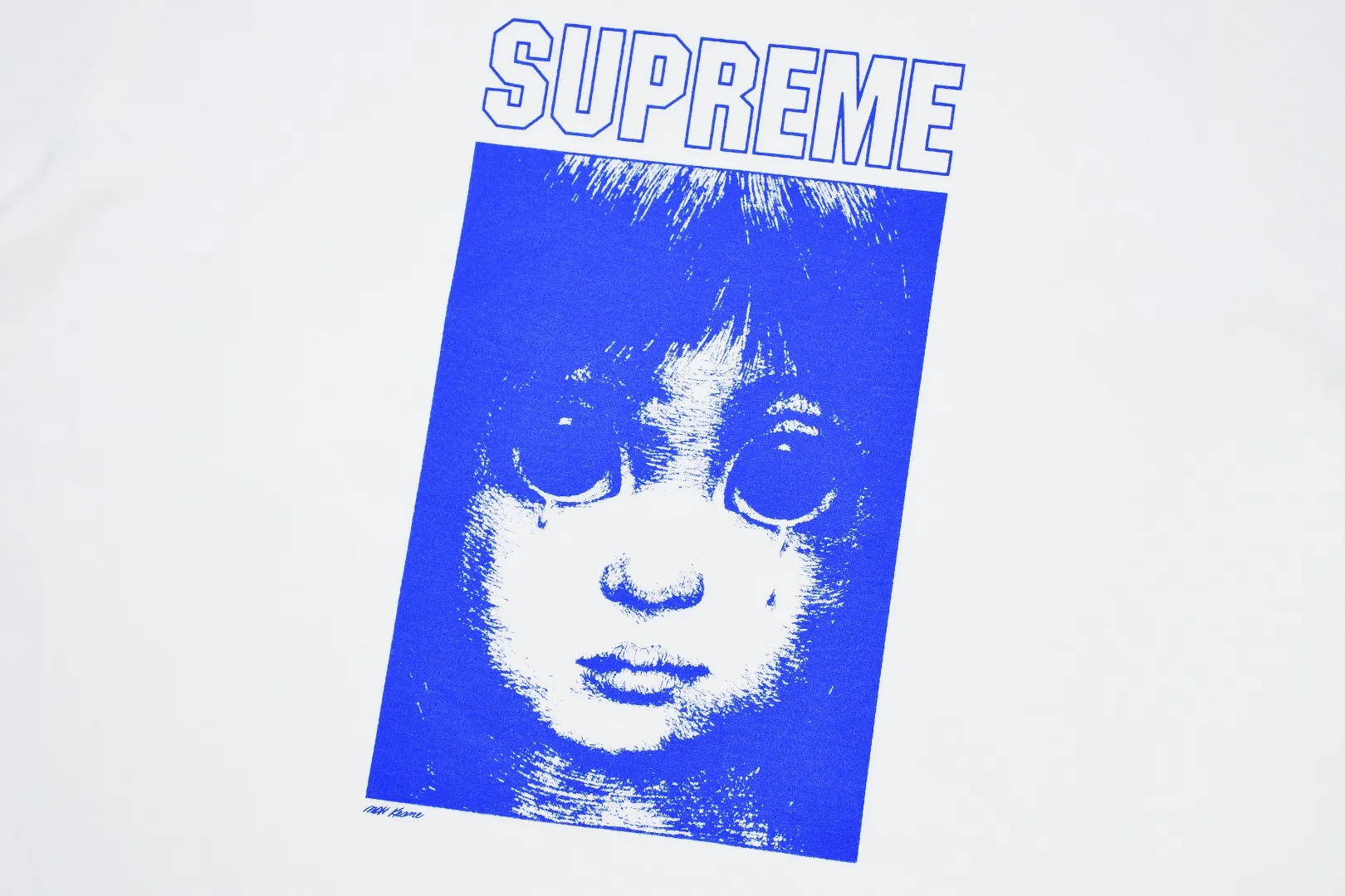 S362💰p136 Top version Supreme 24ss Margaret Keane Teardrop Tee Comic Girl Short Sleeves Refuse to make products based on pictures and refuse to compare with wrong versions. Use cylinder seamless process (original process, there are no stitched bones on the side of the clothes, key points of identification) The fabrics are all custom-woven and dyed, 280g weight, 100% cotton, cylindrical fabric. Cylindrical fabric is a knitted fabric woven with a cylinder loom. The needles are distributed in a cylindrical shape on the fuselage. The gray fabric is a large cylinder, which needs to be opened and shaped before it can be used further. There are no slits on the side of the clothes, so there is no washing label on the side of ordinary short-sleeves. There is only one collar label behind the neck. The printing uses thermosetting ink printing imported from Belgium (different from conventional heat transfer printing), also known as plastic ink, or self-adhesive ink. Its ingredients are: mainly composed of polyvinyl chloride (PVC) and phthalates. PVC and phthalates, solid color The thermosetting ink is composed of a mixture of agents, stabilizers, and thickeners. It is not the digital direct printing marketed on the market. The printing texture of thermosetting ink cannot be achieved by digital direct printing. The collar label has a watermark anti-counterfeiting effect, a real anti-counterfeiting layer, a version with a high probability of passing the inspection, and the original packaging picture has a high probability of passing the test. Size：S-XL