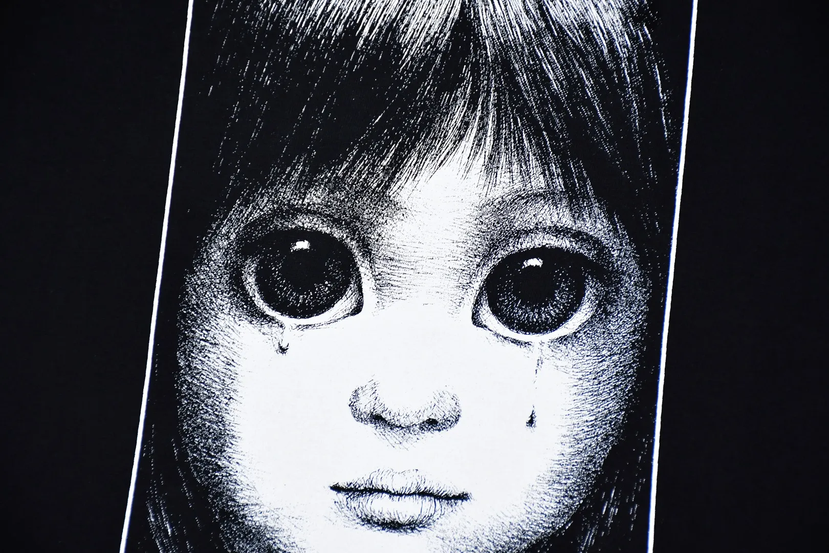 S362💰p136 Top version Supreme 24ss Margaret Keane Teardrop Tee Comic Girl Short Sleeves Refuse to make products based on pictures and refuse to compare with wrong versions. Use cylinder seamless process (original process, there are no stitched bones on the side of the clothes, key points of identification) The fabrics are all custom-woven and dyed, 280g weight, 100% cotton, cylindrical fabric. Cylindrical fabric is a knitted fabric woven with a cylinder loom. The needles are distributed in a cylindrical shape on the fuselage. The gray fabric is a large cylinder, which needs to be opened and shaped before it can be used further. There are no slits on the side of the clothes, so there is no washing label on the side of ordinary short-sleeves. There is only one collar label behind the neck. The printing uses thermosetting ink printing imported from Belgium (different from conventional heat transfer printing), also known as plastic ink, or self-adhesive ink. Its ingredients are: mainly composed of polyvinyl chloride (PVC) and phthalates. PVC and phthalates, solid color The thermosetting ink is composed of a mixture of agents, stabilizers, and thickeners. It is not the digital direct printing marketed on the market. The printing texture of thermosetting ink cannot be achieved by digital direct printing. The collar label has a watermark anti-counterfeiting effect, a real anti-counterfeiting layer, a version with a high probability of passing the inspection, and the original packaging picture has a high probability of passing the test. Size：S-XL