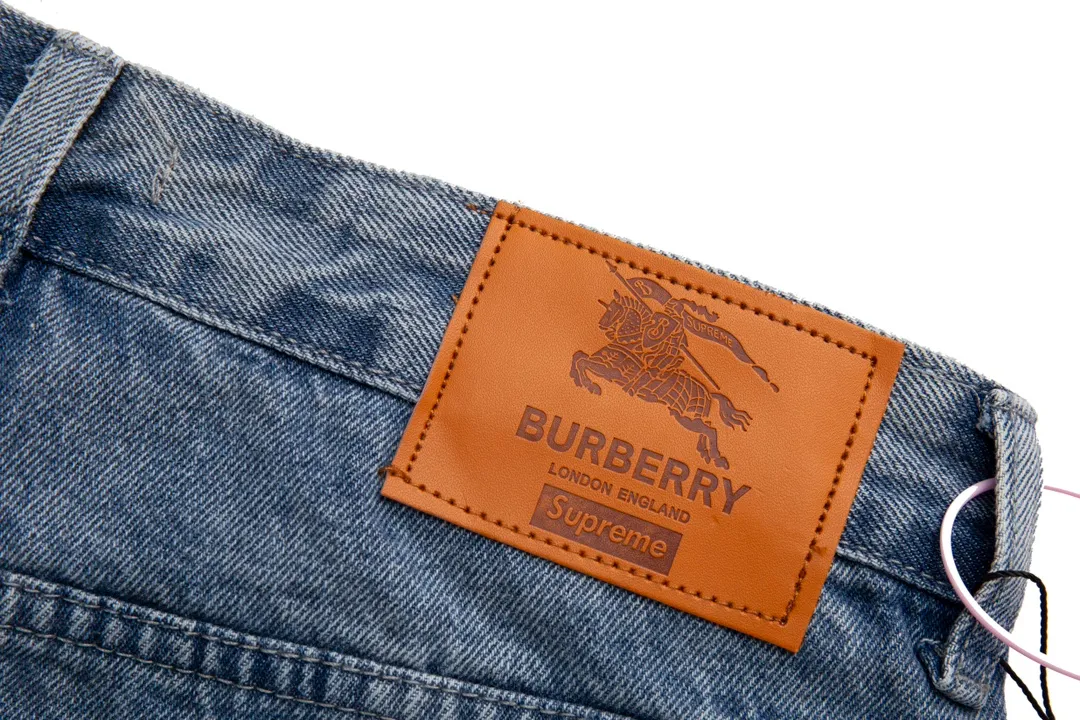 P210 [next day] Supreme 22SS Burberry co-branded Burberry bbr co-branded war horse embroidery jeans. Original purchase and development process to produce high version. Use washed denim fabric. Special washing process. Tie-dye step. Washed many times to make the denim evenly distressed. The distressing process is flawless. The process is very cumbersome. Each paving material has the brand logo and all three labels are available. Color: blue Size: M L XL XXL (30-36) detailed size can be found in Figure 9