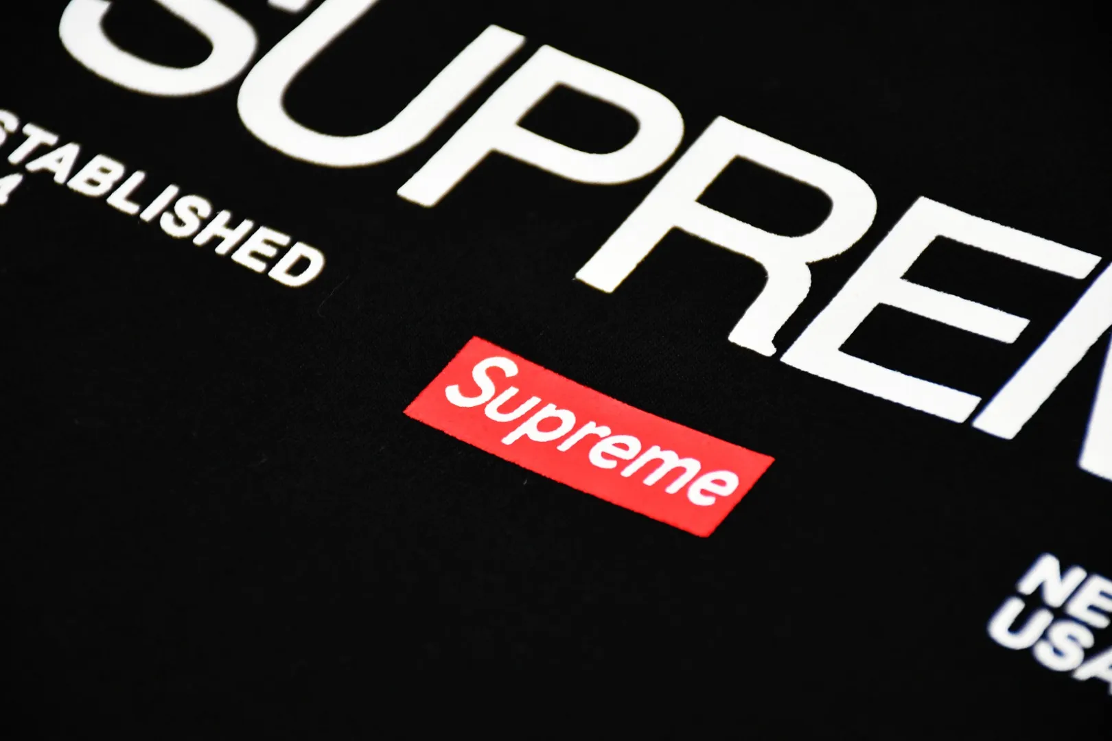 S122💰p130 top version Supreme 21FW EST 1994 letter box logo short-sleeved T-shirt using cylindrical seamless technology (the original technology has no gaps on the sides of the clothes) The fabrics are all custom-woven and dyed, 280g weight, 100% cotton, cylindrical fabric. Cylindrical fabric is knitted fabric woven with a cylinder loom. The needles are distributed in a cylindrical shape on the fuselage. The gray fabric is a large cylinder that needs to be opened and shaped before it can be used further. There are no slits on the side of the clothes, so there is no washing label on the side of ordinary short-sleeves. There is only one collar label behind the neck. The printing is printed with thermosetting ink, also known as plastic. Ink, or self-adhesive ink, contains ingredients: mainly composed of polyvinyl chloride (PVC) and phthalates. PVC and phthalates, fixatives, stabilizers, and thickeners are mixed to form a thermal ink. Solid ink is not the digital direct printing advertised on the market. The printing texture of thermoset ink is something that digital direct printing cannot achieve. The collar label has a watermark anti-counterfeiting effect, a real anti-counterfeiting layer, a probability of passing the version, and a high probability of passing the original packaging picture. Size：S-XL