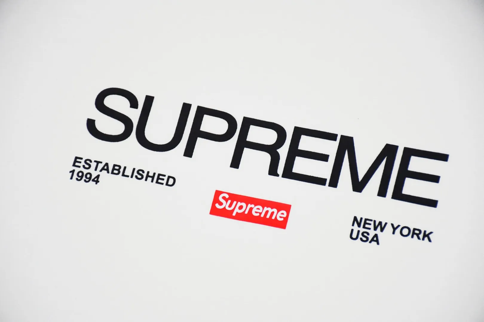 S122💰p130 top version Supreme 21FW EST 1994 letter box logo short-sleeved T-shirt using cylindrical seamless technology (the original technology has no gaps on the sides of the clothes) The fabrics are all custom-woven and dyed, 280g weight, 100% cotton, cylindrical fabric. Cylindrical fabric is knitted fabric woven with a cylinder loom. The needles are distributed in a cylindrical shape on the fuselage. The gray fabric is a large cylinder that needs to be opened and shaped before it can be used further. There are no slits on the side of the clothes, so there is no washing label on the side of ordinary short-sleeves. There is only one collar label behind the neck. The printing is printed with thermosetting ink, also known as plastic. Ink, or self-adhesive ink, contains ingredients: mainly composed of polyvinyl chloride (PVC) and phthalates. PVC and phthalates, fixatives, stabilizers, and thickeners are mixed to form a thermal ink. Solid ink is not the digital direct printing advertised on the market. The printing texture of thermoset ink is something that digital direct printing cannot achieve. The collar label has a watermark anti-counterfeiting effect, a real anti-counterfeiting layer, a probability of passing the version, and a high probability of passing the original packaging picture. Size：S-XL