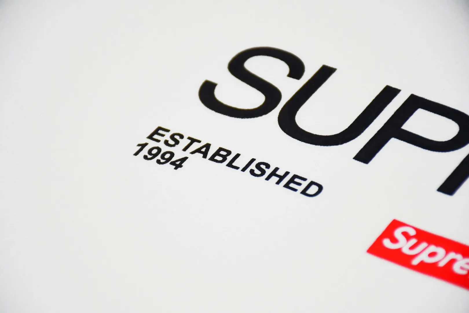 S122💰p130 top version Supreme 21FW EST 1994 letter box logo short-sleeved T-shirt using cylindrical seamless technology (the original technology has no gaps on the sides of the clothes) The fabrics are all custom-woven and dyed, 280g weight, 100% cotton, cylindrical fabric. Cylindrical fabric is knitted fabric woven with a cylinder loom. The needles are distributed in a cylindrical shape on the fuselage. The gray fabric is a large cylinder that needs to be opened and shaped before it can be used further. There are no slits on the side of the clothes, so there is no washing label on the side of ordinary short-sleeves. There is only one collar label behind the neck. The printing is printed with thermosetting ink, also known as plastic. Ink, or self-adhesive ink, contains ingredients: mainly composed of polyvinyl chloride (PVC) and phthalates. PVC and phthalates, fixatives, stabilizers, and thickeners are mixed to form a thermal ink. Solid ink is not the digital direct printing advertised on the market. The printing texture of thermoset ink is something that digital direct printing cannot achieve. The collar label has a watermark anti-counterfeiting effect, a real anti-counterfeiting layer, a probability of passing the version, and a high probability of passing the original packaging picture. Size：S-XL