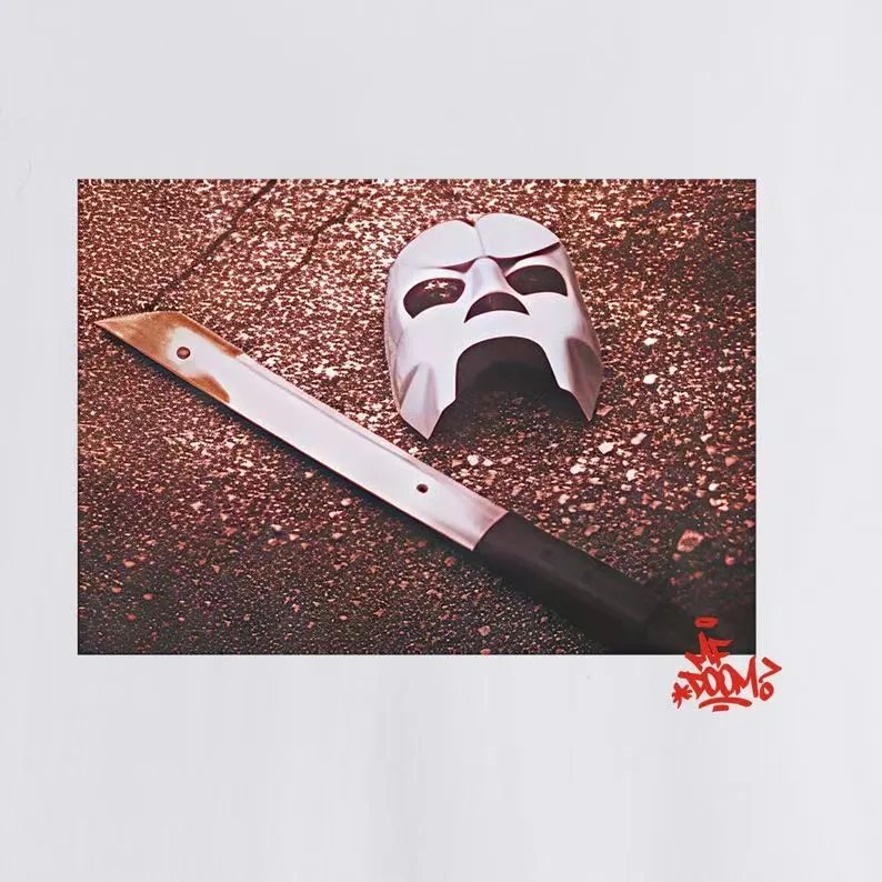 S207 P110💰 SupxMFDOOM FW23 mask with handwritten letters printed on the back, pure cotton round neck short-sleeved, same style for men and women. Loose fit. Made of 260g combed cotton double yarn. All three standards are complete from fabrics to accessories. ZP. Imported Matsui company slurry printing will never crack. The whole piece adopts three-needle five-thread technology. The neckline-shoulder seam-sleeve seam is double-lined, which looks more three-dimensional and textured. The same process as the original version, classic version. Feel free to compare zp. The whole piece adopts three-needle five-thread craftsmanship (neckline-shoulder seam-sleeve seam double thread, which looks more three-dimensional and textured). It has the same craftsmanship as the original original, classic version. Color: black, white, light gray, pink, navy. Size: S M L XL XXL