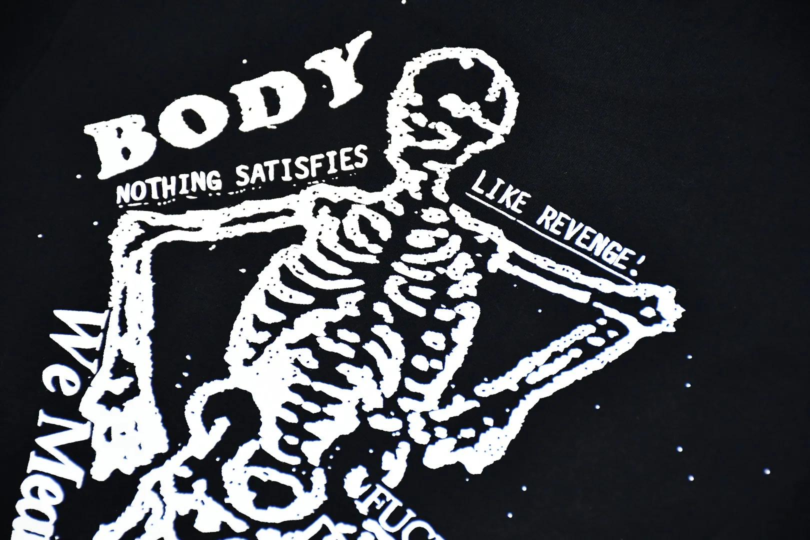 🅿️126 S142 top version Supreme 23ss BODY SNATCHERS short-sleeved T-shirt with skull print on the back. Refuse to look at pictures to make products. Refuse to compare with wrong versions. Use cylindrical seamless technology (original technology. There are no stitched bones on the side of the clothes. Key points of identification) The fabrics are all custom-woven and dyed, 280g weight, 100% cotton, cylindrical fabric. Cylindrical fabric is a knitted fabric woven with a cylinder loom. The needles are distributed in a cylindrical shape on the fuselage. The gray fabric is a large cylinder, which needs to be opened and shaped before it can be used further. There are no slits on the side of the clothes, so there is no washing label on the side of ordinary short-sleeves. There is only one collar label behind the neck. The printing uses thermosetting ink printing imported from Belgium (different from conventional thermal transfer printing), also known as plastic ink, or self-adhesive ink. Its ingredients are: mainly composed of polyvinyl chloride (PVC) and phthalates. PVC and phthalates, solid color The thermoset ink is composed of a mixture of agents, stabilizers, and thickeners. It is not the digital direct printing advertised on the market. The printing texture of thermoset ink cannot be achieved by digital direct printing. The collar label has a watermark anti-counterfeiting effect, a real anti-counterfeiting layer, a version with a high probability of passing the inspection, and a high probability of passing the original packaging picture. Size：S-XL