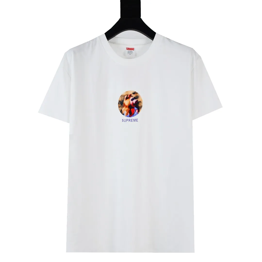 🅿️130 S176 top version Supreme 24ss MISS PIGGY Miss Zhu printed short-sleeved T-shirt. Refuse to look at pictures to make goods. Refuse to compare with wrong versions. Use cylinder seamless process (original process. There are no stitched bones on the side of the clothes. Key points of identification) The fabrics are all custom-woven and dyed, 280g weight, 100% cotton, cylindrical fabric. Cylindrical fabric is a knitted fabric woven with a cylinder loom. The needles are distributed in a cylindrical shape on the fuselage. The gray fabric is a large cylinder, which needs to be opened and shaped before it can be used further. There are no slits on the side of the clothes, so there is no washing label on the side of ordinary short-sleeves. There is only one collar label behind the neck. The printing uses thermosetting ink printing imported from Belgium (different from conventional thermal transfer printing), also known as plastic ink, or self-adhesive ink. Its ingredients are: mainly composed of polyvinyl chloride (PVC) and phthalates. PVC and phthalates, solid color The thermoset ink is composed of a mixture of agents, stabilizers, and thickeners. It is not the digital direct printing advertised on the market. The printing texture of thermoset ink cannot be achieved by digital direct printing. The collar label has a watermark anti-counterfeiting effect, a real anti-counterfeiting layer, a version with a high probability of passing the inspection, and a high probability of passing the original packaging picture. Size：S-XL
