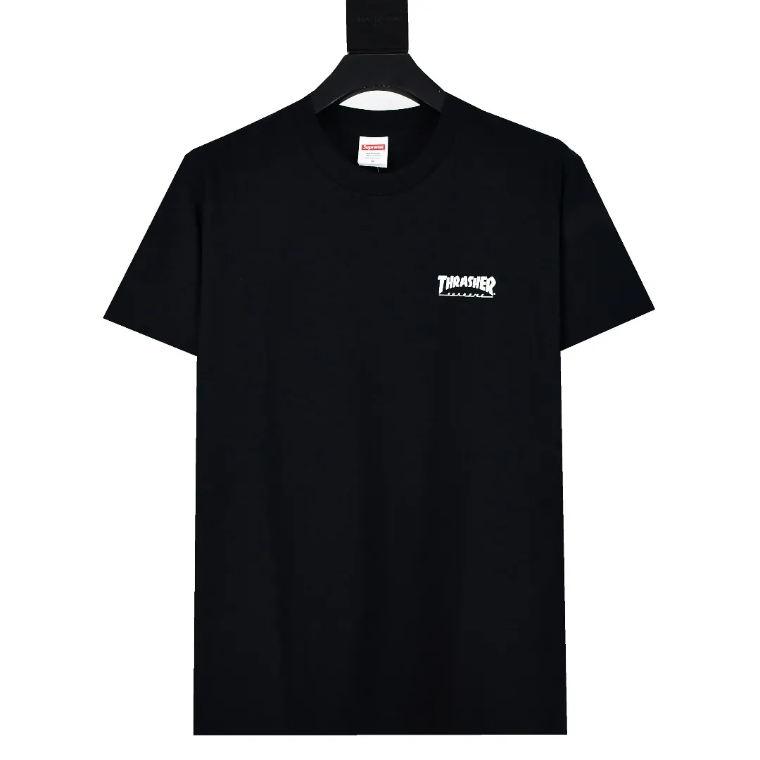S412💰P136 Top version SUPREME The fabrics are all custom-woven and dyed, 280g weight, 100% cotton, cylindrical fabric. Cylindrical fabric is a knitted fabric woven with a cylinder loom. The needles are distributed in a cylindrical shape on the fuselage. The gray fabric is a large cylinder, which needs to be opened and shaped before it can be used further. There are no slits on the side of the clothes, so there is no washing label on the side of ordinary short-sleeves. There is only one collar label behind the neck. The printing uses thermosetting ink printing imported from Belgium (different from conventional thermal transfer printing), also known as plastic ink, or self-adhesive ink. Its ingredients are: mainly composed of polyvinyl chloride (PVC) and phthalates, including PVC and phthalates, fixing agents, Stabilizers and thickeners are mixed to form thermosetting ink, which is not the digital direct printing marketed on the market. The printing texture of thermosetting ink is unachievable by digital direct printing. The new triple collar label has a watermark anti-counterfeiting effect, a real anti-counterfeiting layer, a version with a high probability of passing the inspection, and the original packaging picture has a high probability of passing the test. Size：S-XL