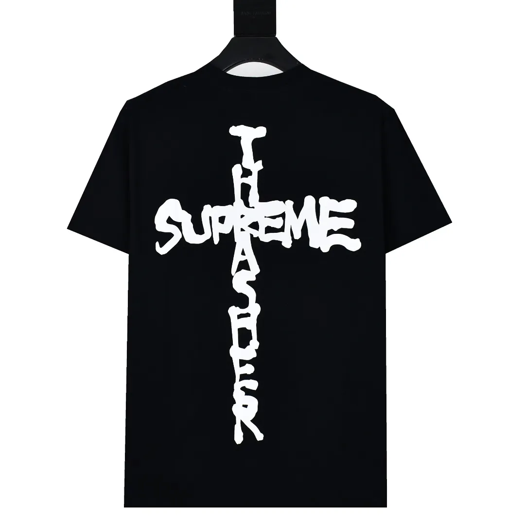 S412💰P136 Top version SUPREME The fabrics are all custom-woven and dyed, 280g weight, 100% cotton, cylindrical fabric. Cylindrical fabric is a knitted fabric woven with a cylinder loom. The needles are distributed in a cylindrical shape on the fuselage. The gray fabric is a large cylinder, which needs to be opened and shaped before it can be used further. There are no slits on the side of the clothes, so there is no washing label on the side of ordinary short-sleeves. There is only one collar label behind the neck. The printing uses thermosetting ink printing imported from Belgium (different from conventional thermal transfer printing), also known as plastic ink, or self-adhesive ink. Its ingredients are: mainly composed of polyvinyl chloride (PVC) and phthalates, including PVC and phthalates, fixing agents, Stabilizers and thickeners are mixed to form thermosetting ink, which is not the digital direct printing marketed on the market. The printing texture of thermosetting ink is unachievable by digital direct printing. The new triple collar label has a watermark anti-counterfeiting effect, a real anti-counterfeiting layer, a version with a high probability of passing the inspection, and the original packaging picture has a high probability of passing the test. Size：S-XL
