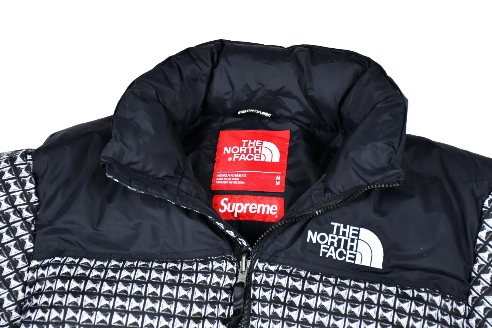 MX134💰p590 Top version, exclusive high-quality goods Supreme SS21 Week5 x The North Face Studded Nuptse JACKET North Face Studded Nuptse JACKET Fabric: The fabric production process is completely compared to ZP. It uses 400T nylon 0.05×0.05 hidden grid fabric. The hat shoulders and lining are made of the same fabric. This is consistent with ZP. Inner storage bag design The entire down jacket can be stored in a small bag Easy to store and carry Printing: Nail-style pattern 3D distressed nail effect Nail graphics are not all the same Pattern 20 is shipped here Perfectly Down filling: Filled with 400 grams of national standard 90 white duck down Full warmth retention effect 700 fill power Invincible effect ZP14070➕Purchase the pattern The only correct version on the market All details are consistent with ZP No changes have been made The details are in place Authentic quality Full sincerity Reprint the picture and sell it. Size: S/M/L/XL