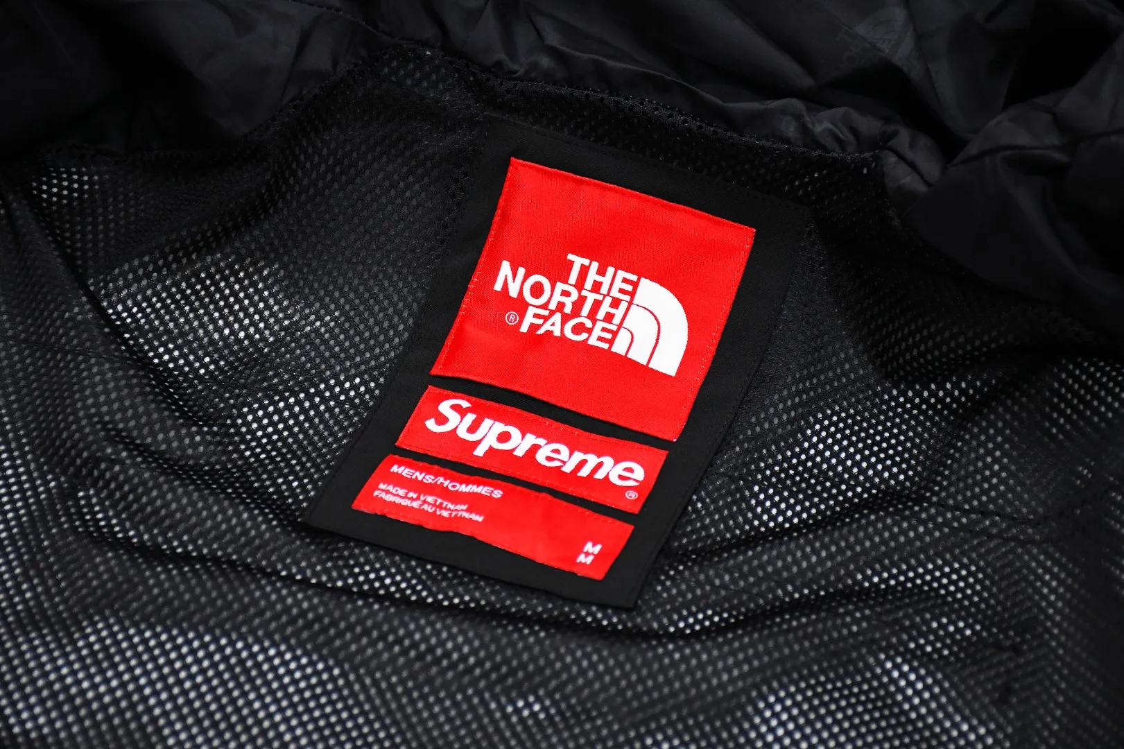 🅿️700 MX07 MAX/Top version Exclusive quality on the entire network ZP player designated version Supreme SS20 Week 13 x TNF Cargo Jacket Joint North Face Multi-pocket Jacket A true jacket that is waterproof, windproof, breathable and warm. 1. In order to perfectly restore the original version, the fabric uses 70D*320D# which is extremely difficult and expensive to embroider. 110g/㎡ low-density nylon plain fabric. The fabric is ultra-thin, low-density and breathable. Top-grade waterproof coating is added to both the front and back sides to easily achieve the rolling effect of water droplets on a lotus leaf. The main body mesh is 95g/㎡ extra large mesh. 2. The embroidery uses the original embroidery data file. The machine uses the BEHRINGER BEKS-Y924 embroidery machine (a level higher than Tajima embroidery machine). The machine head tension is small and does little damage to the fabric. The fullness and precision of the embroidery are the best 3. The correct hangtag and the correct accessories. The resin zipper and nylon zipper are purchased from YKK Shanghai Yoshida Company. The special non-domestic standard parts are all custom-made by the foundry. The metal four-button buckle and small zipper hanging beads are all customized at 1:1. The main label and laser are all customized separately for this year's new model. The multiple bags are all folded with lengthened bag openings to achieve waterproof and anti-lost functions. The sewing work is complicated. There are many special machines for edge sealing and many pockets. The fabric is dense
