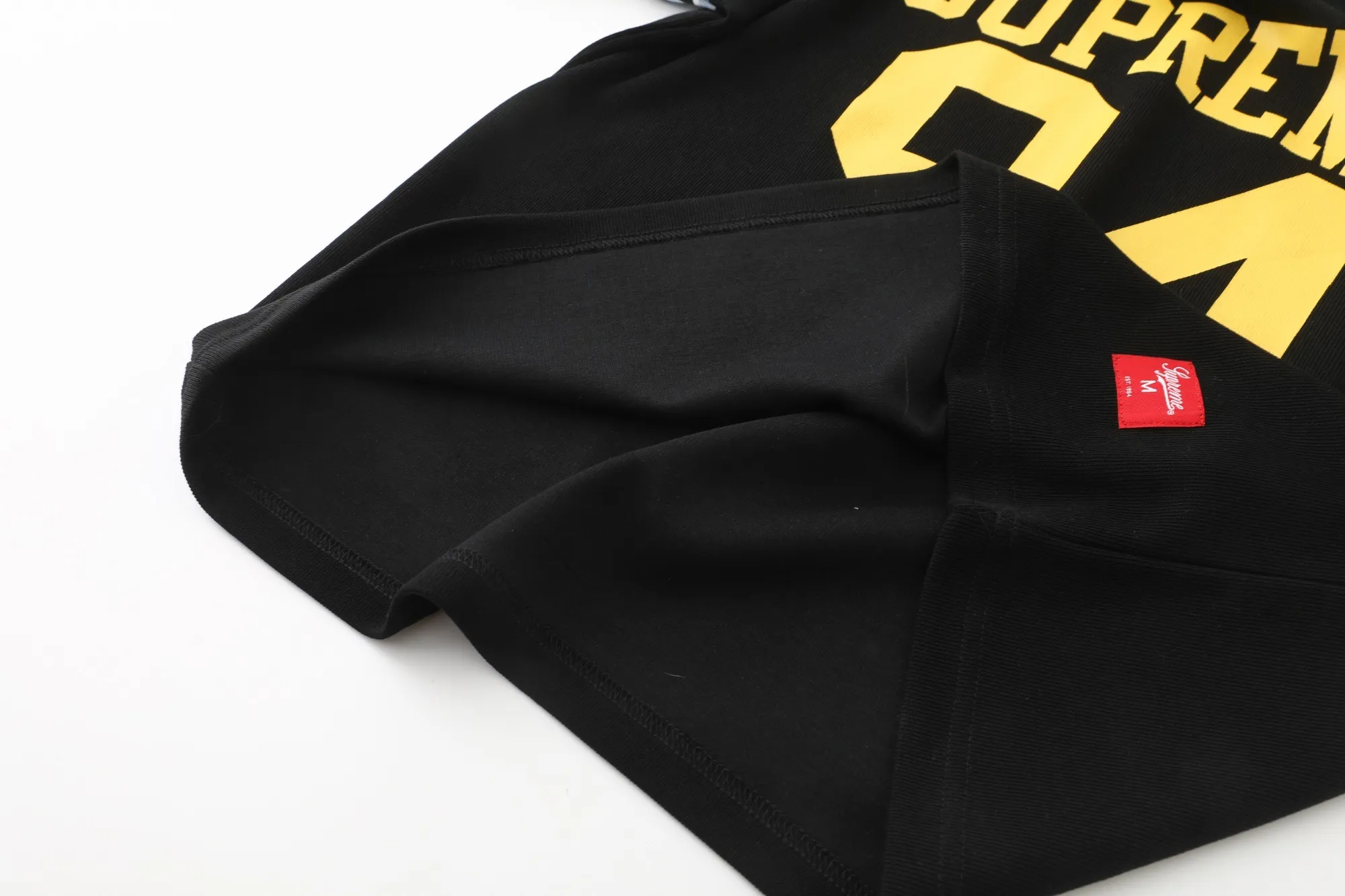 🅿️210 S302 Supreme 25 WEEK8 Split S/S Football Top patchwork pattern ribbed round neck short-sleeved American trendy football jersey for men and women. Original purchase and development! The color matching thread is customized at 1:1, and the accessories and details are all in place!  Color: Black Green Size: S M L