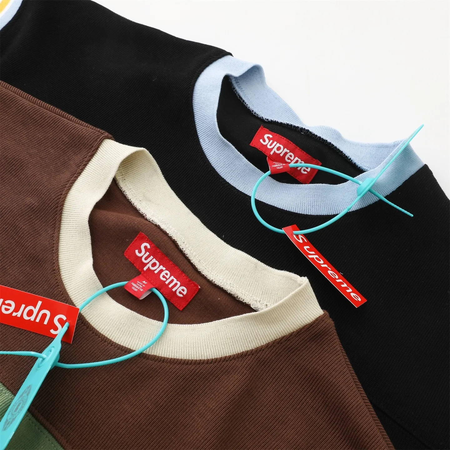 🅿️210 S302 Supreme 25 WEEK8 Split S/S Football Top patchwork pattern ribbed round neck short-sleeved American trendy football jersey for men and women. Original purchase and development! The color matching thread is customized at 1:1, and the accessories and details are all in place!  Color: Black Green Size: S M L