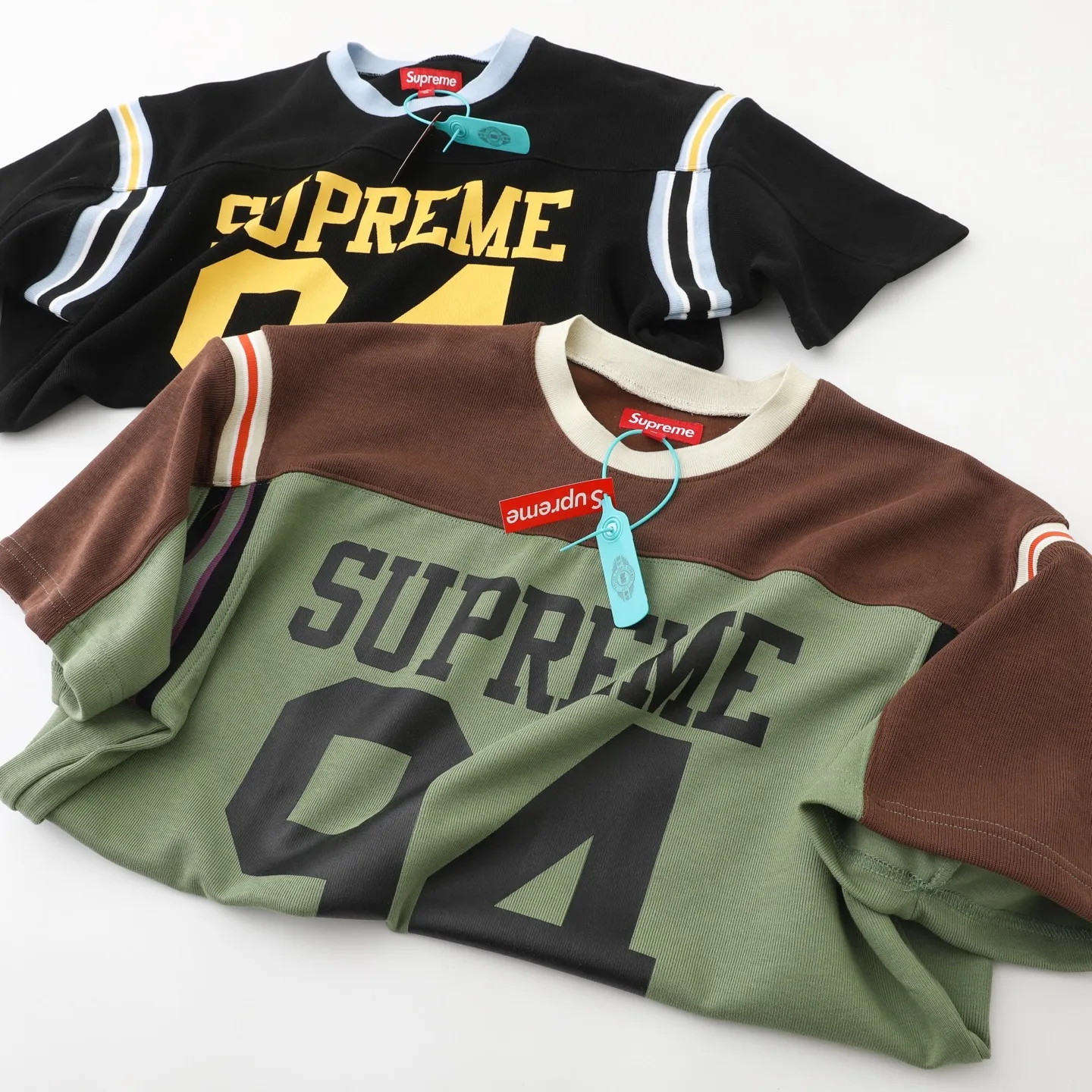 🅿️210 S302 Supreme 25 WEEK8 Split S/S Football Top patchwork pattern ribbed round neck short-sleeved American trendy football jersey for men and women. Original purchase and development! The color matching thread is customized at 1:1, and the accessories and details are all in place!  Color: Black Green Size: S M L