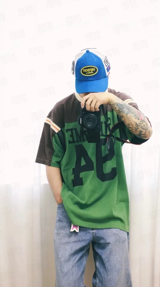 🅿️210 S302 Supreme 25 WEEK8 Split S/S Football Top patchwork pattern ribbed round neck short-sleeved American trendy football jersey for men and women. Original purchase and development! The color matching thread is customized at 1:1, and the accessories and details are all in place!  Color: Black Green Size: S M L