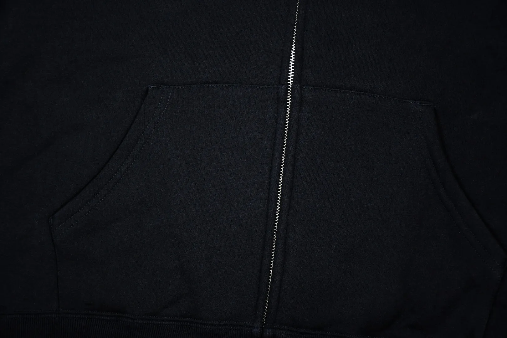 🅿️370 S275 top version SUPREME®/THRASHER® CREWNECK FW24 flame co-branded letter printed zipper hooded sweatshirt Fabric: ZP assay custom woven and dyed pure cotton 460G plus velvet main fabric horizontal cutting 520G 2X2 thread Printing: Printing uses thermoset ink printing, also known as plastic ink, or self-adhesive ink. Its ingredients are: mainly composed of polyvinyl chloride (PVC) and phthalates. PVC and phthalates, fixatives, stabilizers, and thickeners are mixed to form thermoset ink. It is not the digital direct printing advertised in the market. The printing texture of thermoset ink is unachievable by digital direct printing. Customized ZP YKK zipper/main label/wash label/tag/packaging bag (equipped with extra large thickened handbag) Size: S~XL
