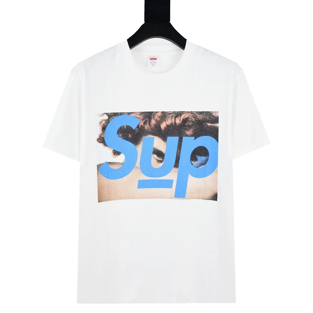 S264💰p140 Supreme x Undercover Face Tee joint face-printed short-sleeved T-shirt. Refuse to look at pictures to make products. Refuse to compare wrong versions. Use cylindrical seamless technology (original technology, there is no stitching on the side of the clothes, key points of identification) The fabrics are all custom-woven and dyed, 280g weight, 100% cotton, cylindrical fabric. Cylindrical fabric is a knitted fabric woven with a cylinder loom. The needles are distributed in a cylindrical shape on the fuselage. The gray fabric is a large cylinder, which needs to be opened and shaped before it can be used further. There are no slits on the side of the clothes, so there is no washing label on the side of ordinary short-sleeves. There is only one collar label behind the neck. The printing uses thermosetting ink printing imported from Belgium, also known as plastic ink, or self-adhesive ink. Its ingredients are: mainly composed of polyvinyl chloride (PVC) and phthalates, including PVC and phthalates, fixing agents, stabilizers The thermosetting ink is composed of a mixture of agents and thickeners, which is not the digital direct printing marketed on the market. The printing texture of thermosetting ink is unachievable by digital direct printing. The collar label has a watermark anti-counterfeiting effect, a real anti-counterfeiting layer, a version with a high probability of passing the inspection, and a high probability of passing the original packaging picture. Size：S-XL
