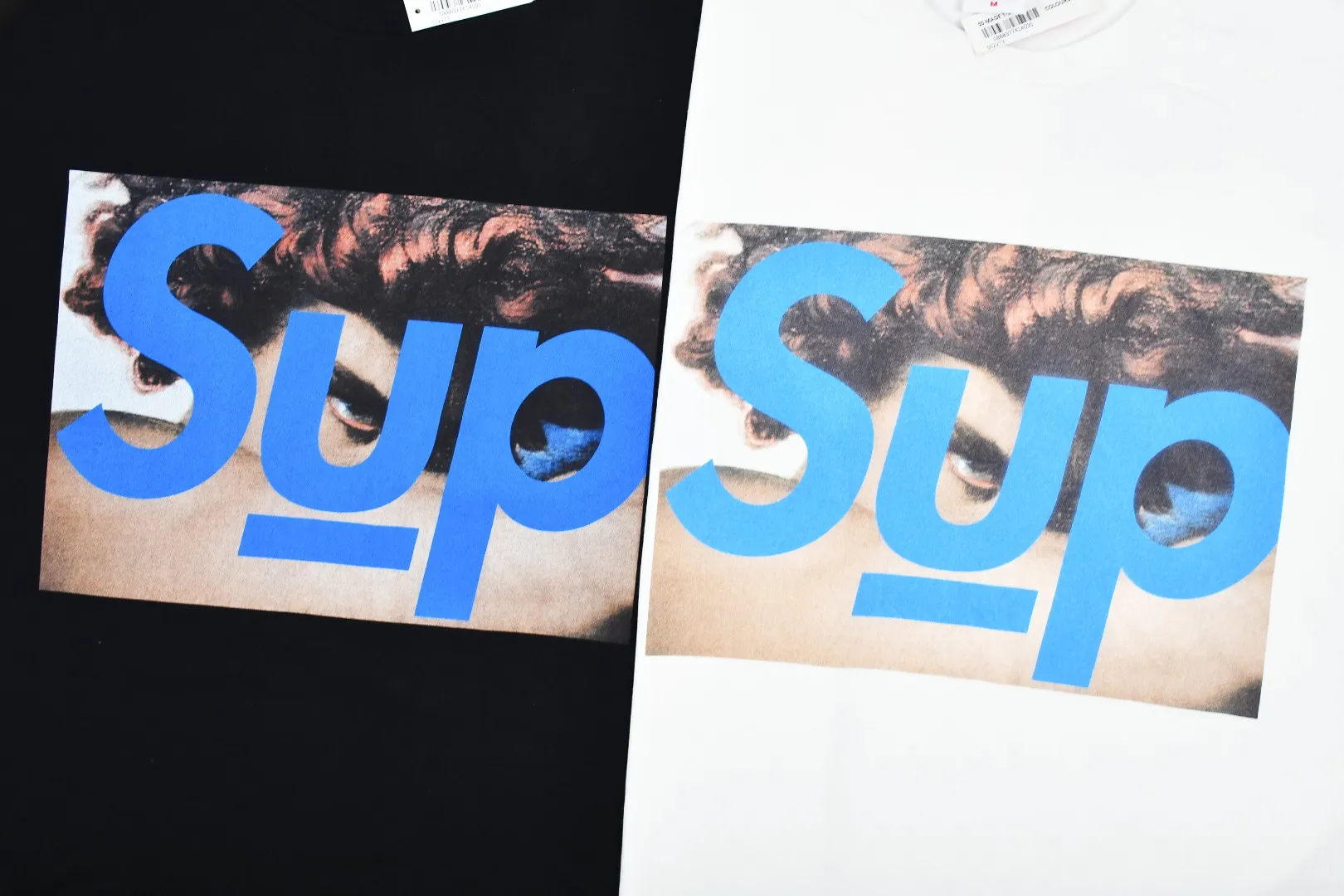 S264💰p140 Supreme x Undercover Face Tee joint face-printed short-sleeved T-shirt. Refuse to look at pictures to make products. Refuse to compare wrong versions. Use cylindrical seamless technology (original technology, there is no stitching on the side of the clothes, key points of identification) The fabrics are all custom-woven and dyed, 280g weight, 100% cotton, cylindrical fabric. Cylindrical fabric is a knitted fabric woven with a cylinder loom. The needles are distributed in a cylindrical shape on the fuselage. The gray fabric is a large cylinder, which needs to be opened and shaped before it can be used further. There are no slits on the side of the clothes, so there is no washing label on the side of ordinary short-sleeves. There is only one collar label behind the neck. The printing uses thermosetting ink printing imported from Belgium, also known as plastic ink, or self-adhesive ink. Its ingredients are: mainly composed of polyvinyl chloride (PVC) and phthalates, including PVC and phthalates, fixing agents, stabilizers The thermosetting ink is composed of a mixture of agents and thickeners, which is not the digital direct printing marketed on the market. The printing texture of thermosetting ink is unachievable by digital direct printing. The collar label has a watermark anti-counterfeiting effect, a real anti-counterfeiting layer, a version with a high probability of passing the inspection, and a high probability of passing the original packaging picture. Size：S-XL