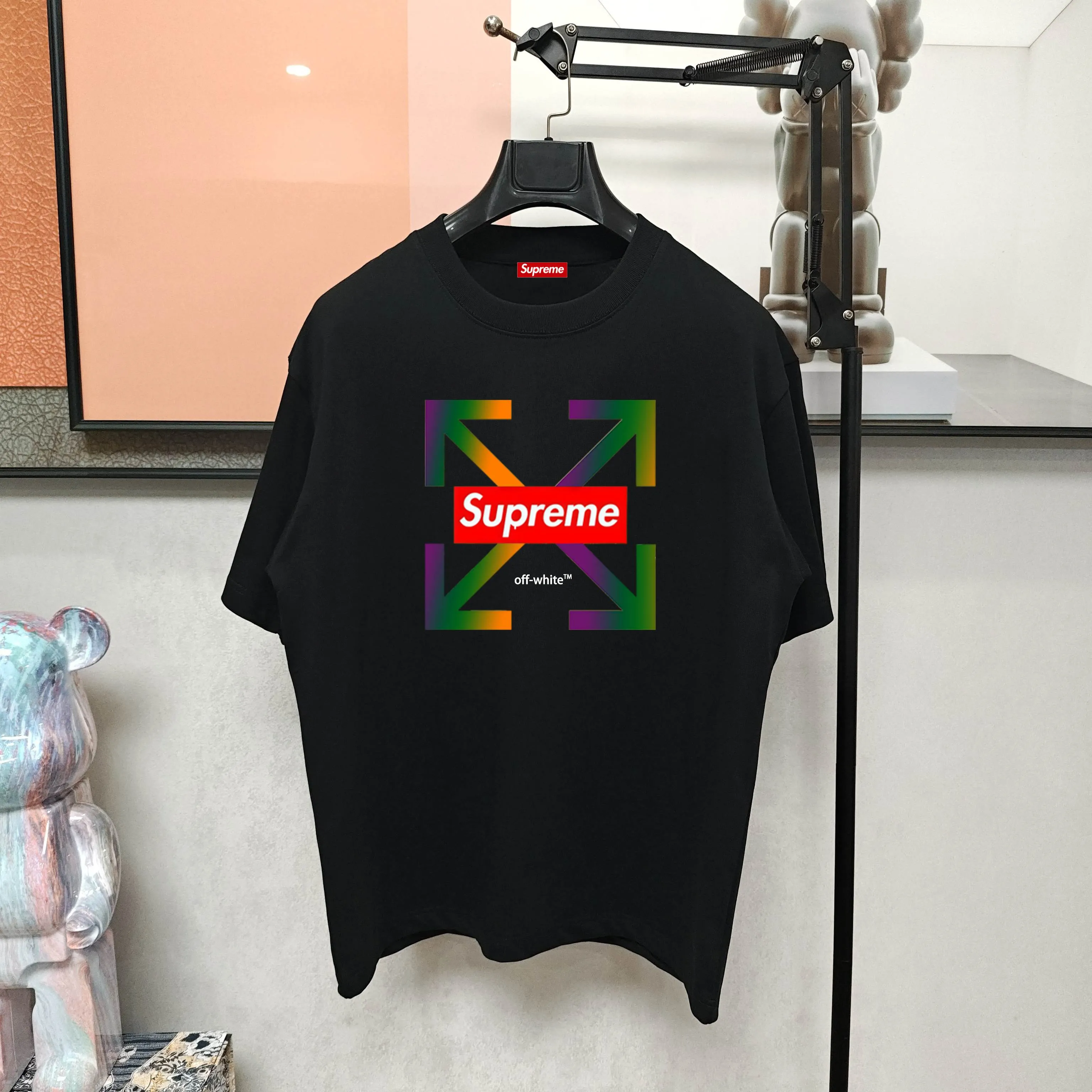 P150 Supreme co-branded off short-sleeved T-shirt is made of 250g Solona fabric. The whole piece is made of three-needle five-thread technology. The neckline-shoulder seam-sleeve seam is double-lined, which looks more three-dimensional and textured. The same craftsmanship as the authentic original version. Classic version. Feel free to compare. XL XXL