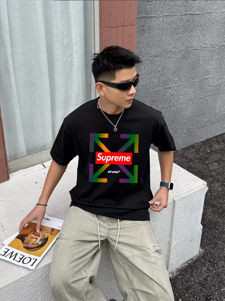 P150 Supreme co-branded off short-sleeved T-shirt is made of 250g Solona fabric. The whole piece is made of three-needle five-thread technology. The neckline-shoulder seam-sleeve seam is double-lined, which looks more three-dimensional and textured. The same craftsmanship as the authentic original version. Classic version. Feel free to compare. XL XXL